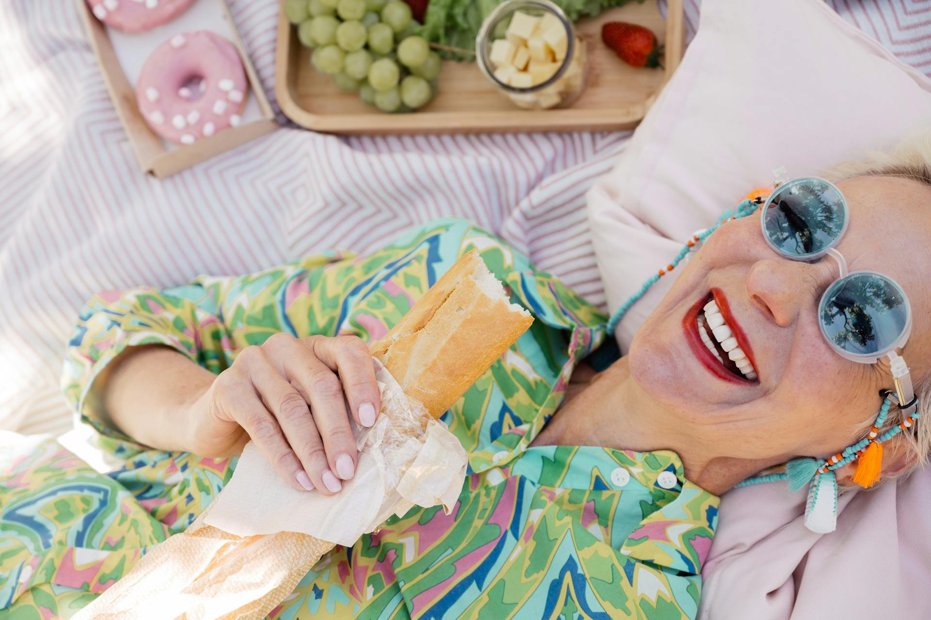 Une femme âgée allongée tout en tenant un pain | Source : Pexels