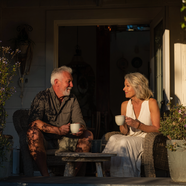 Un couple se détend le soir | Source : Midjourney
