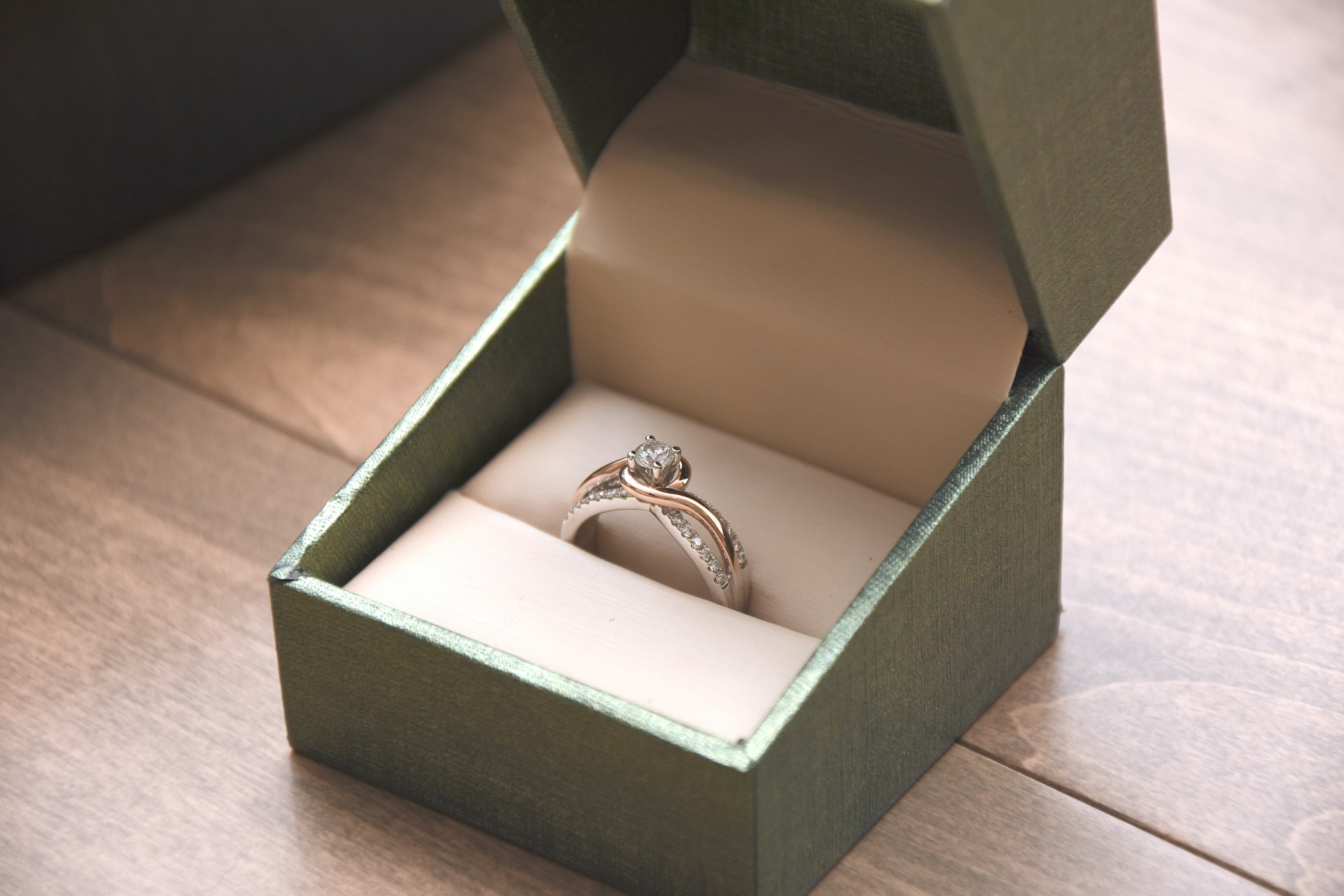 Une bague en diamant dans un écrin | Source : Unsplash