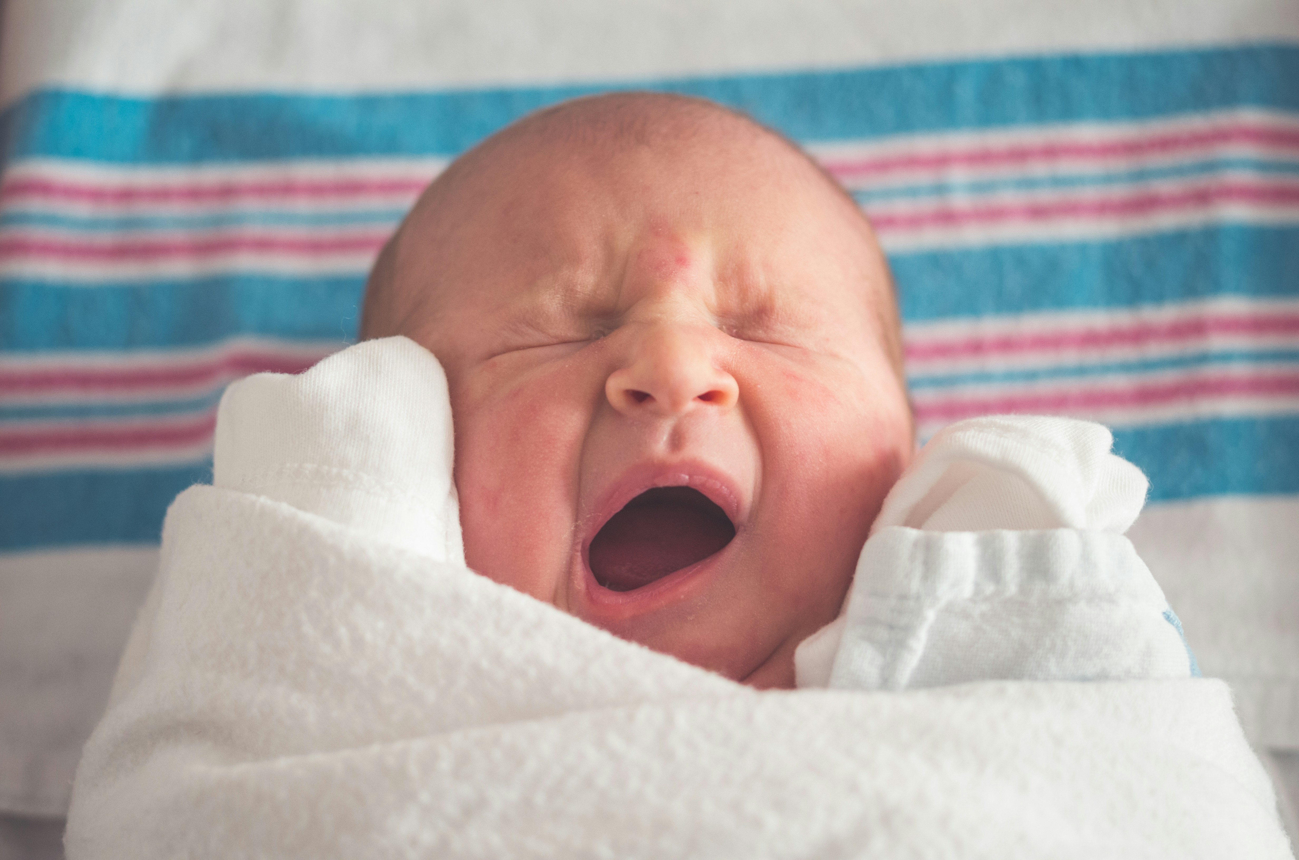 Un mignon petit bébé qui bâille | Source : Unsplash