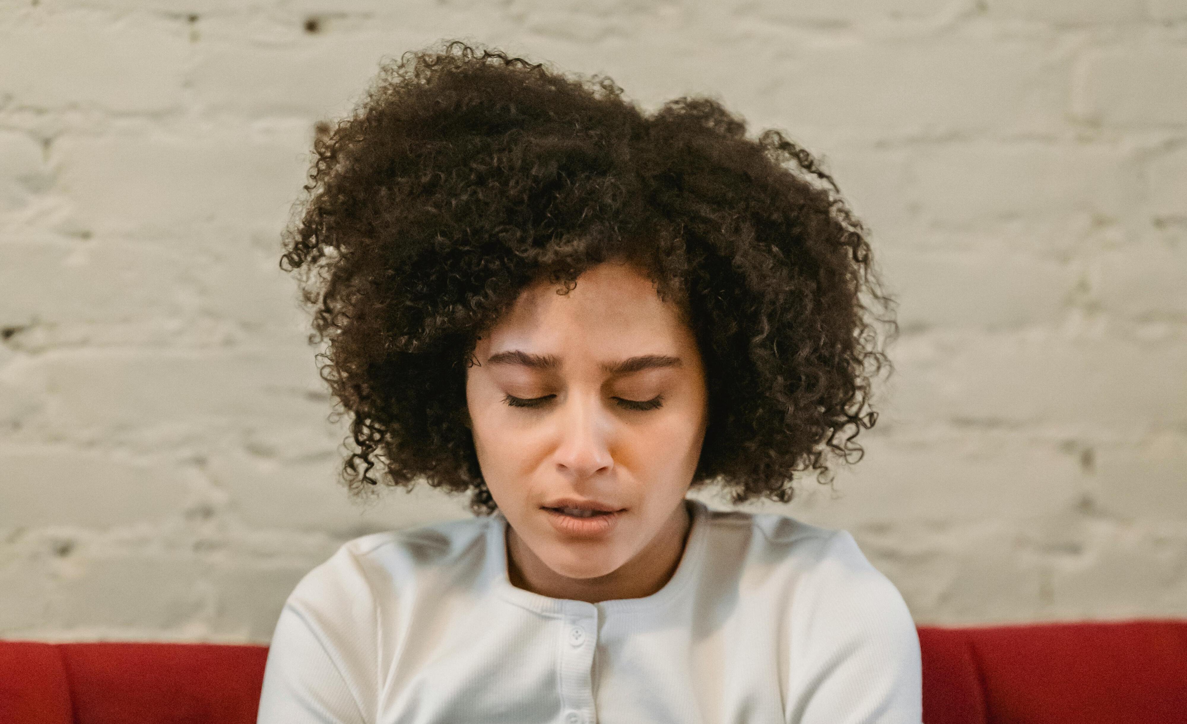 Une femme fatiguée sur un canapé | Source : Pexels