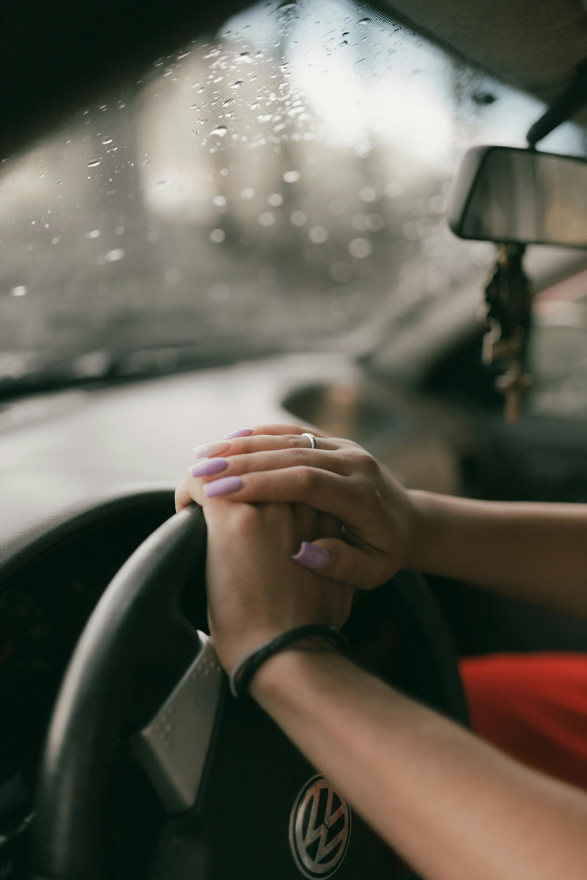 Une femme au volant d'une voiture | Source : Pexels