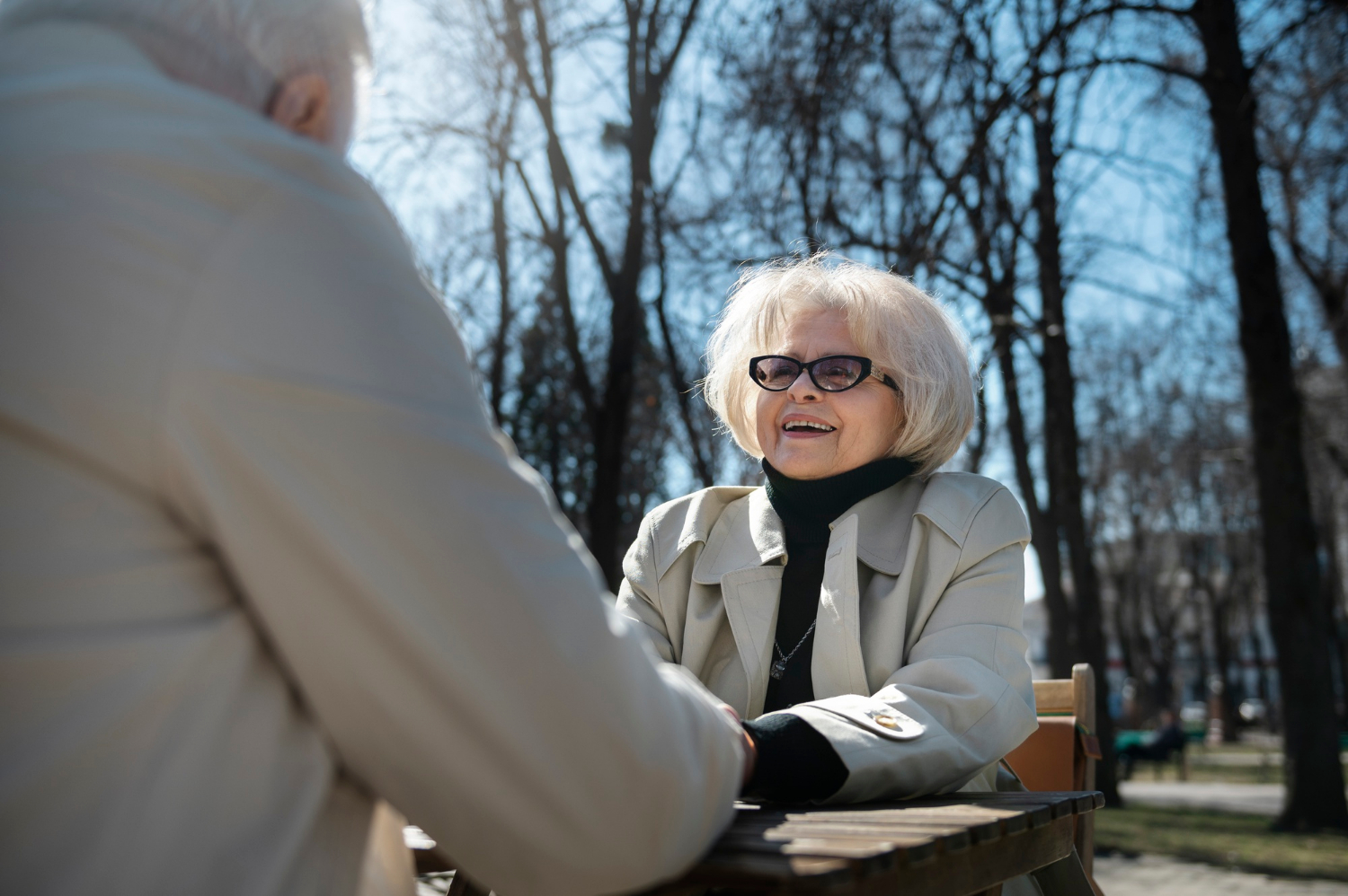 Un couple de seniors se tenant par la main | Source : Freepik