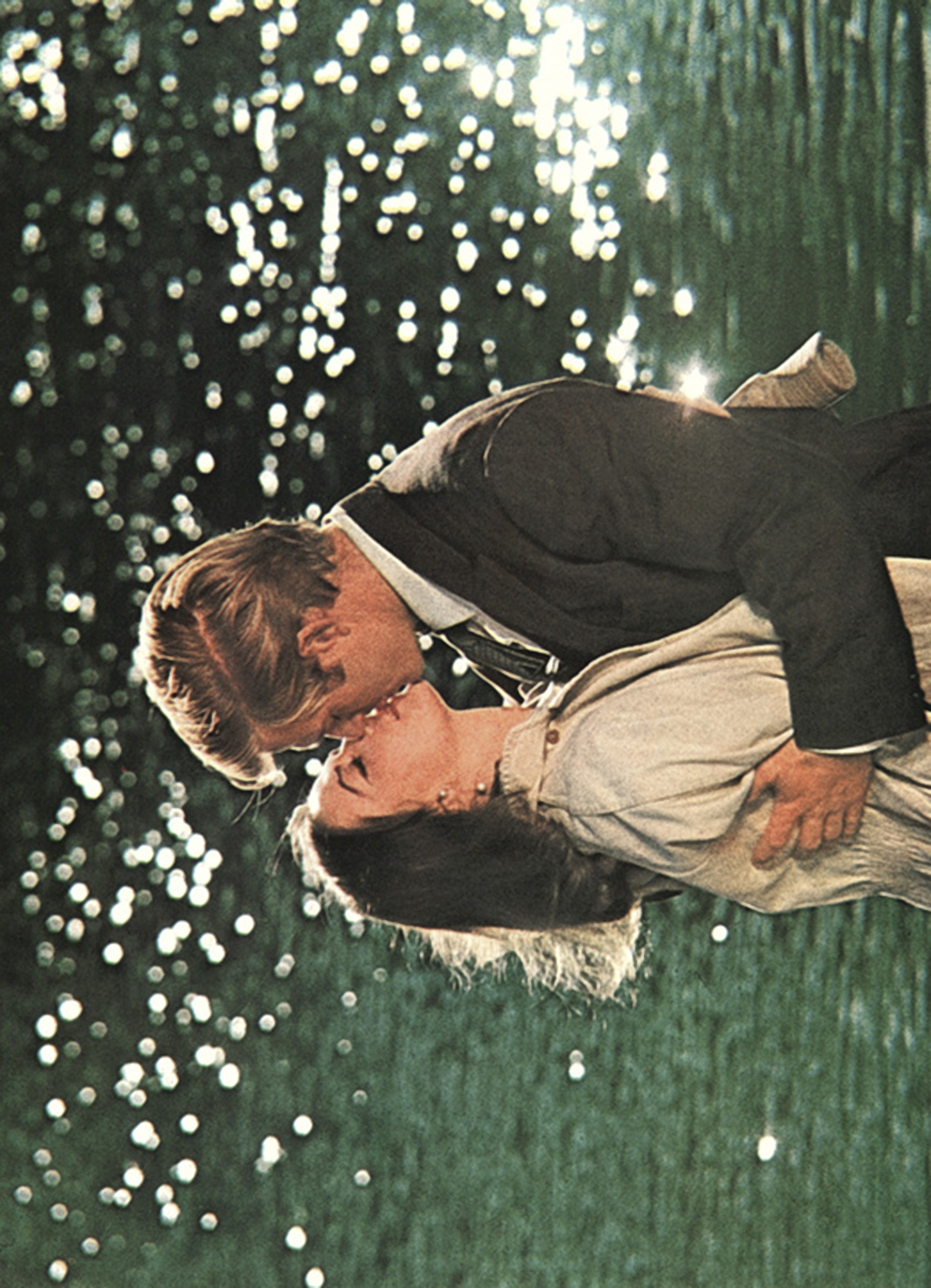 Natalie Wood et Robert Redford s'embrassant dans le film « Cette propriété est condamnée » sorti en 1966. | Source : Getty Images