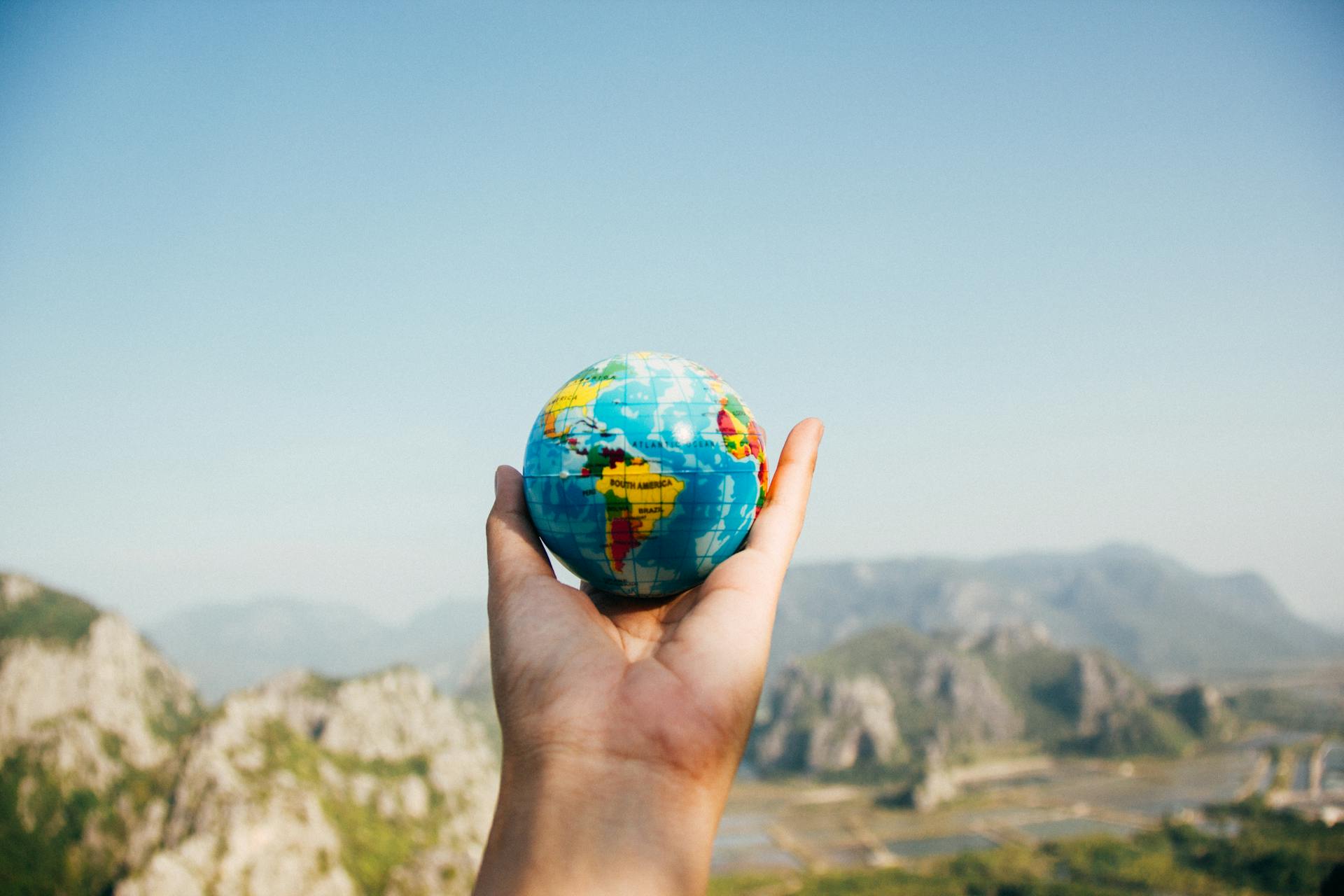 Une personne tenant un globe terrestre | Source : Pexels