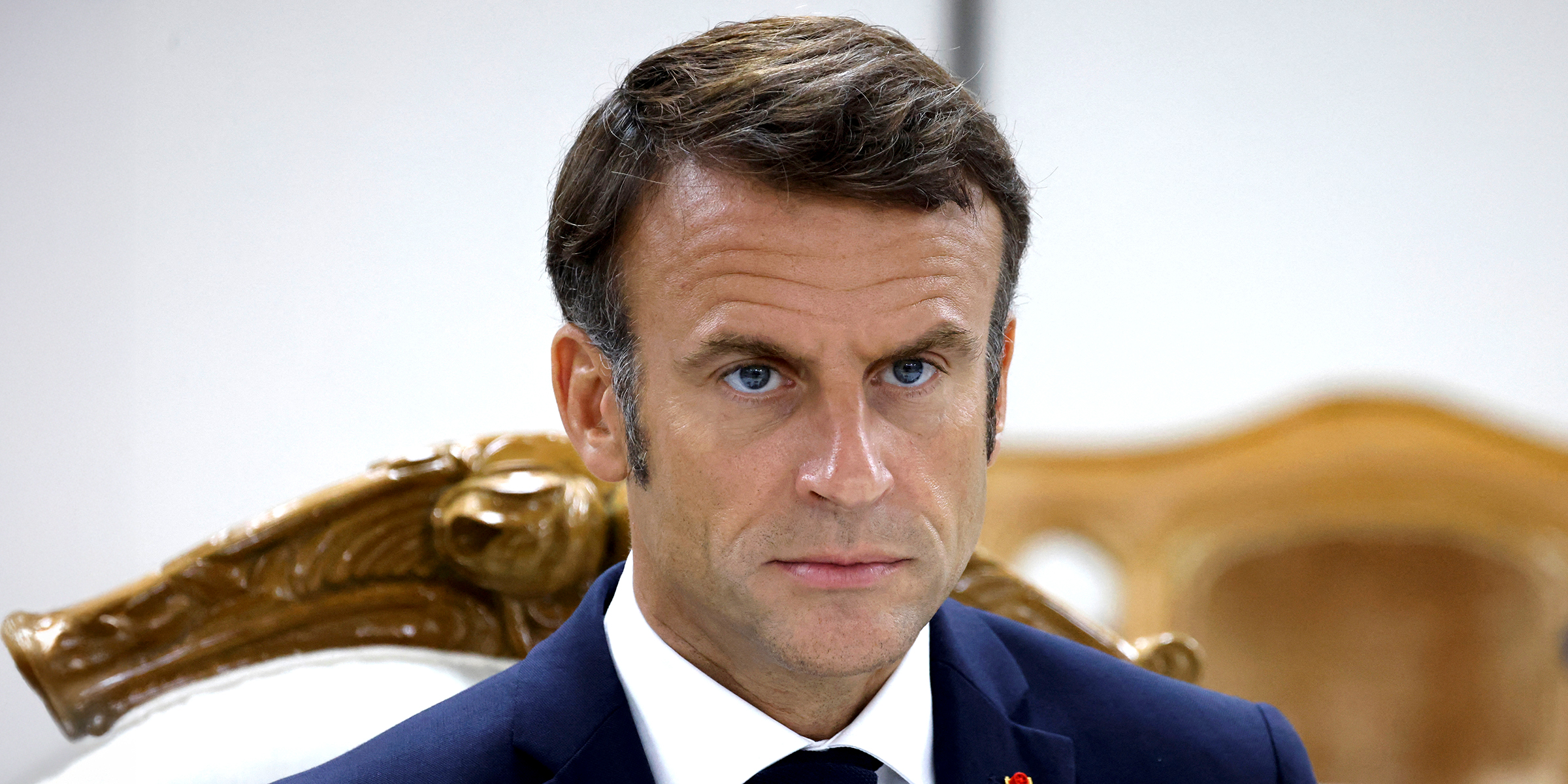 Emmanuel Macron à la cérémonie de signature d'accords bilatéraux avec le Premier ministre du Bangladesh Sheikh Hasina (non photographié) au bureau du Premier ministre à Dhaka I Source : Getty Images