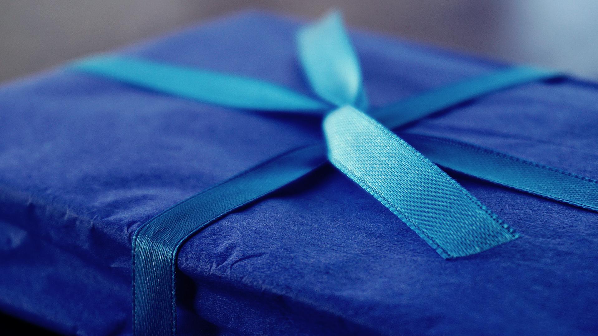 Gros plan sur un cadeau bleu | Source : Pexels
