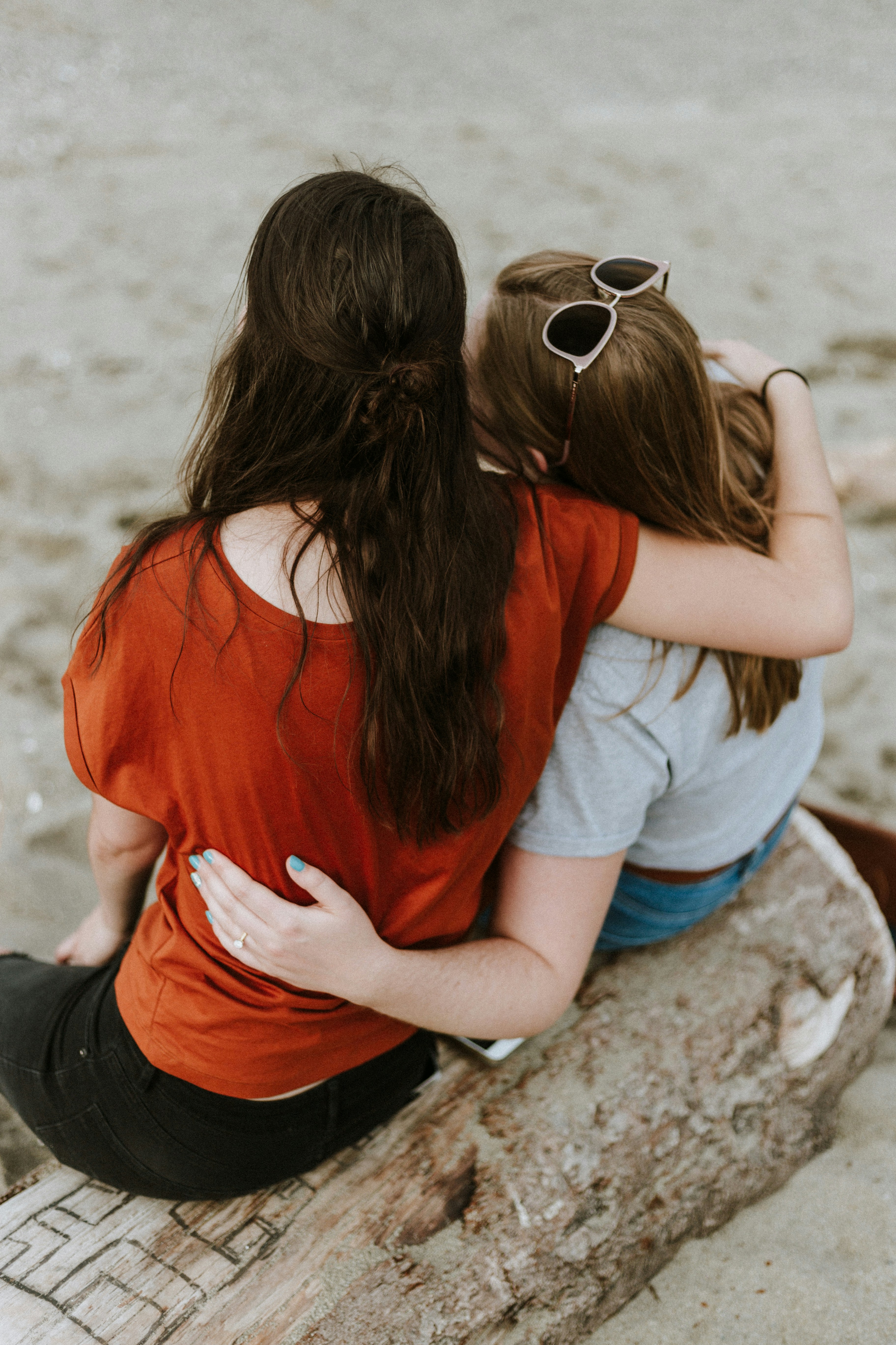 Femmes s'étreignant | Source : Pexels