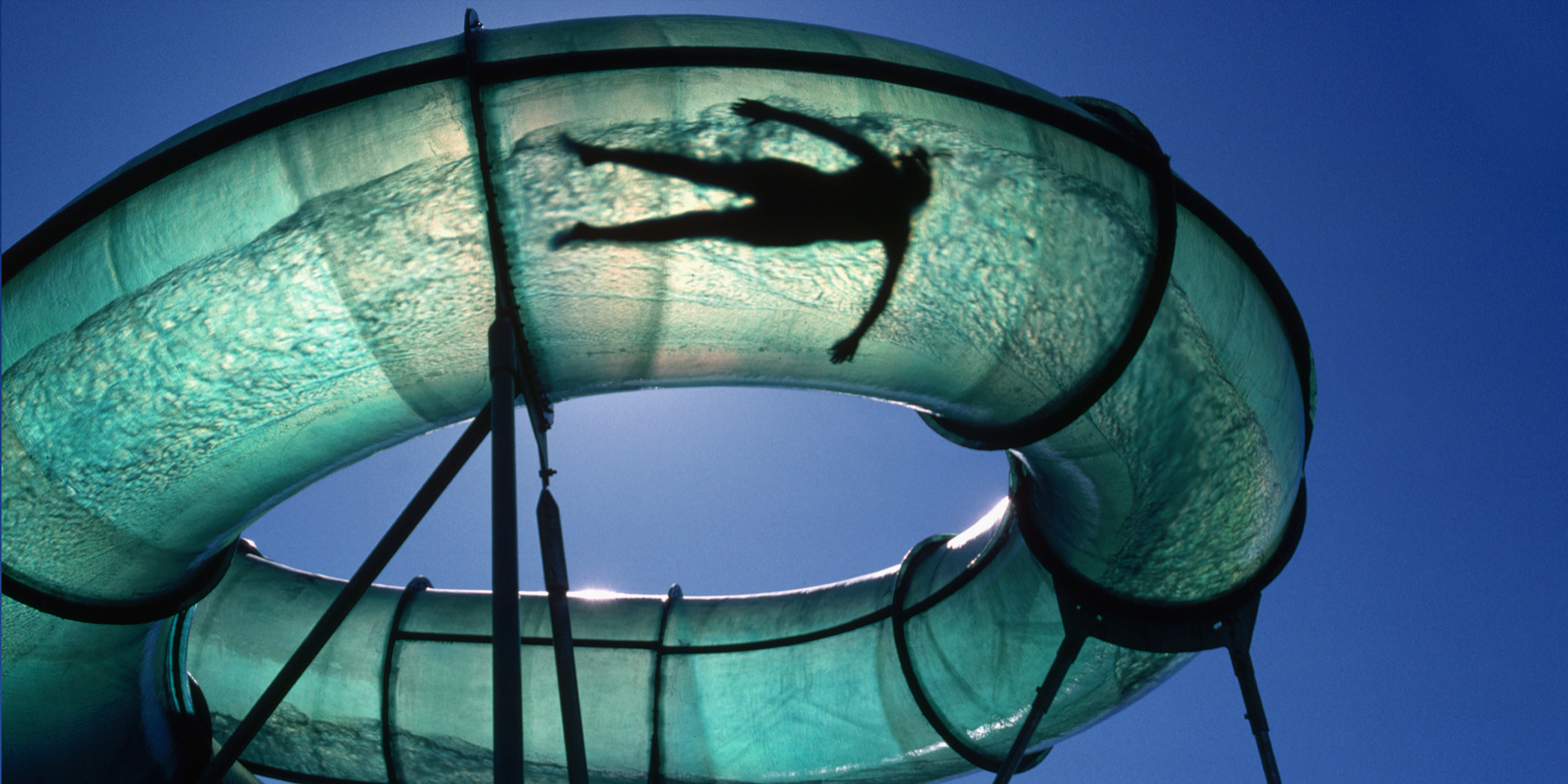 Une personne fait un tour sur un toboggan aquatique incurvé | Source : Getty Images