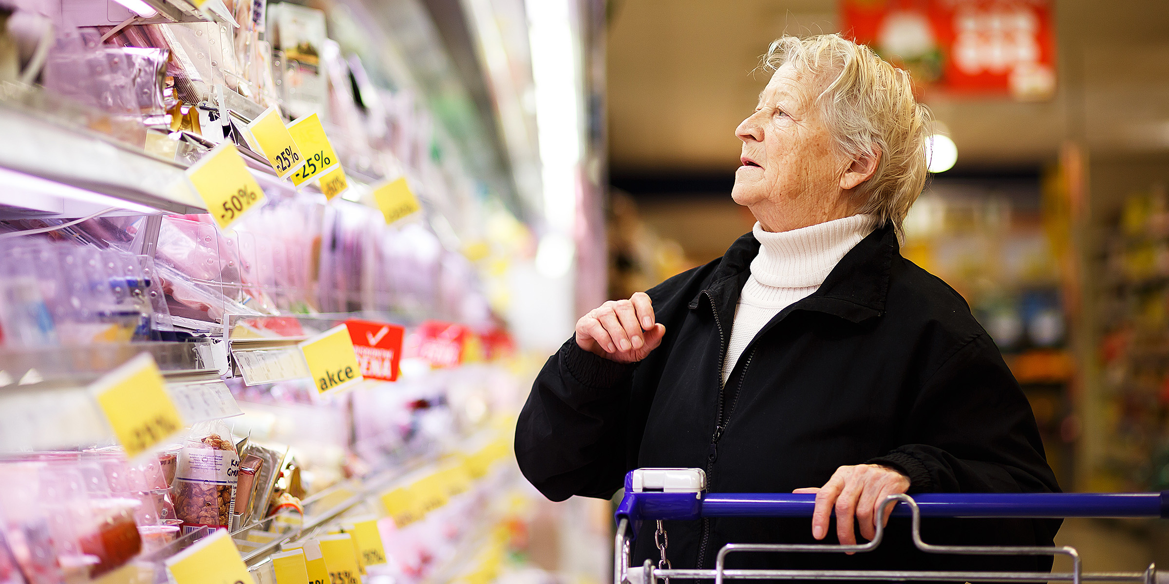 Une femme âgée dans un supermarché | Source : Shutterstock