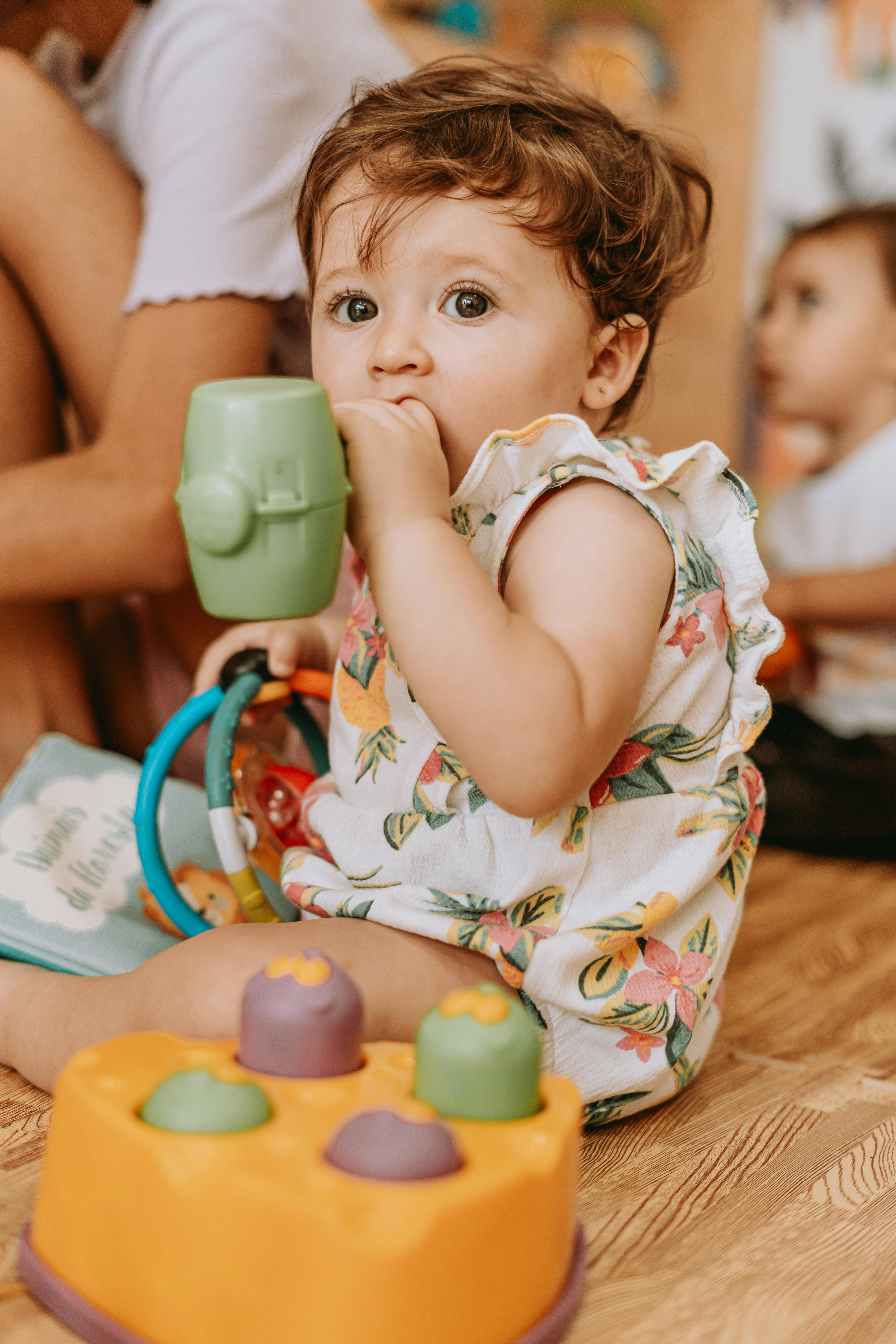 Un bébé qui joue avec des jouets | Source : Pexels