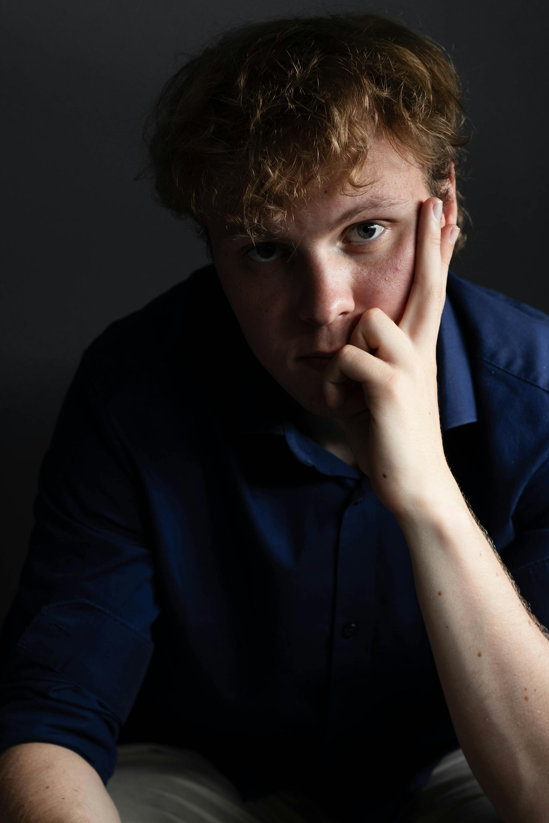 Un jeune avec une expression faciale sérieuse | Source : Pexels