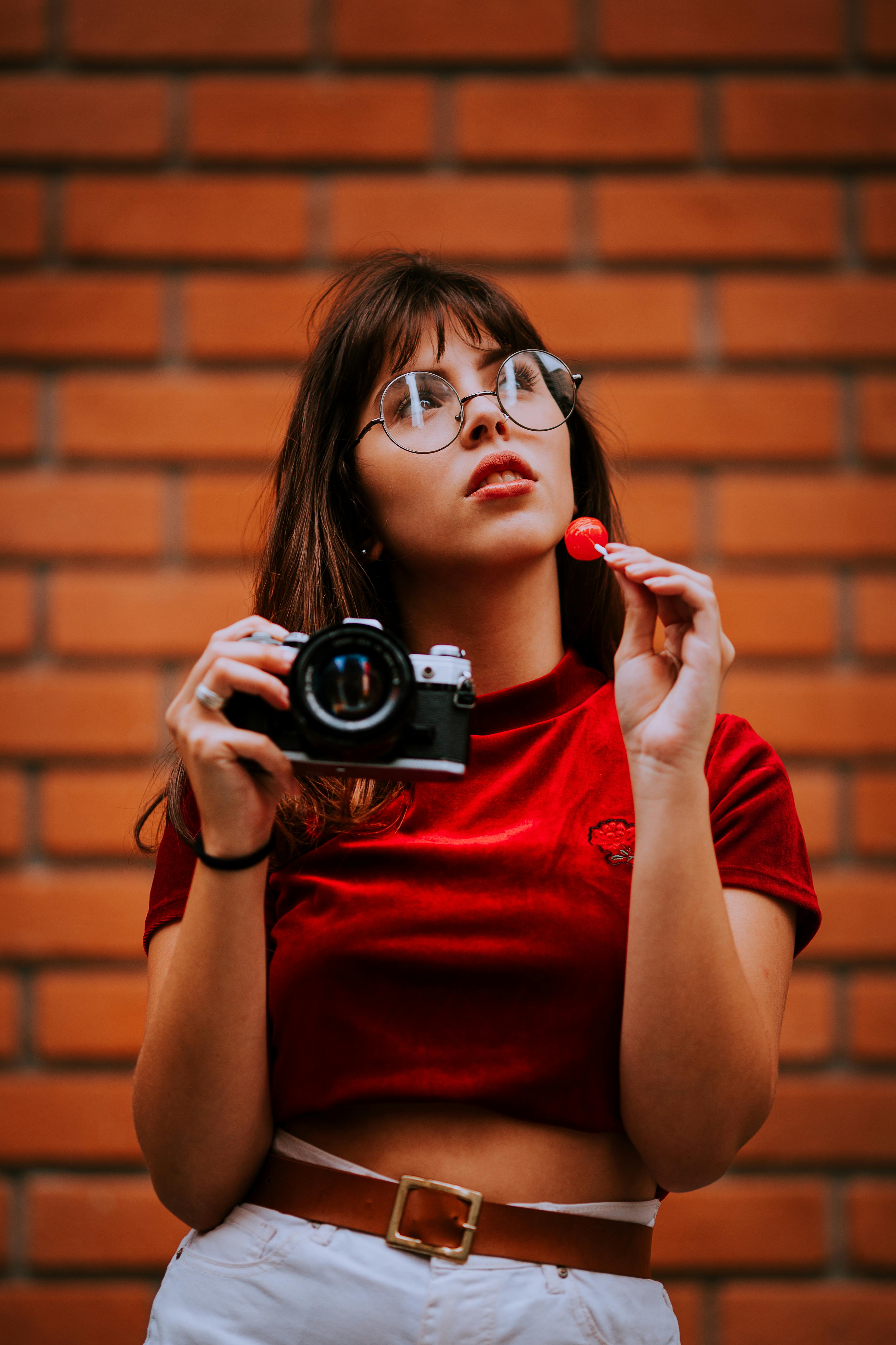 Une jeune femme tenant un appareil photo | Source : Pexels