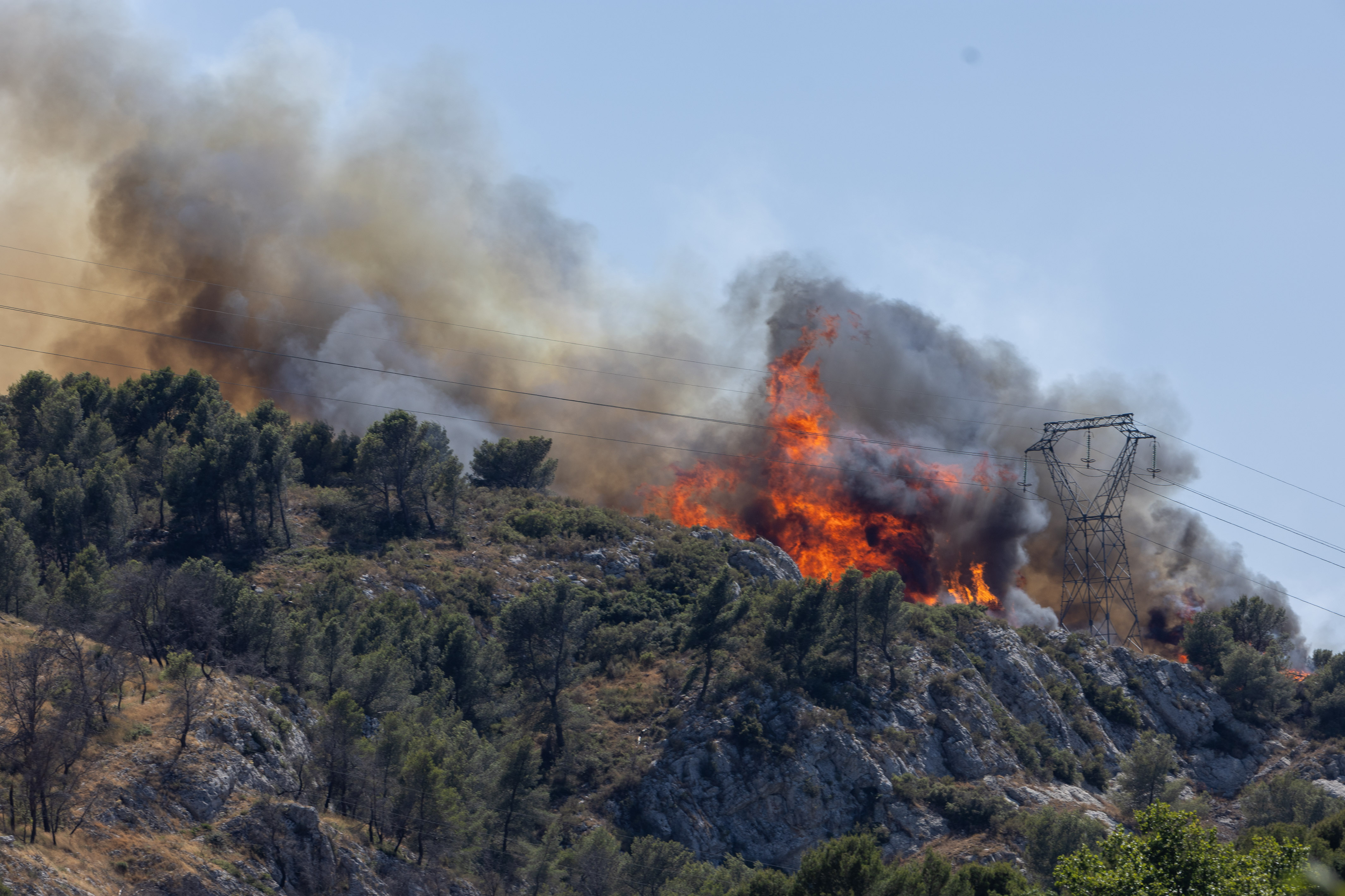 Un incendie fait actuellement rage dans les collines au nord de Marseille, dans le quartier des Pennes-Mirabeau, le 8 juillet 2025 à Marseille, en France I Source : Getty Images