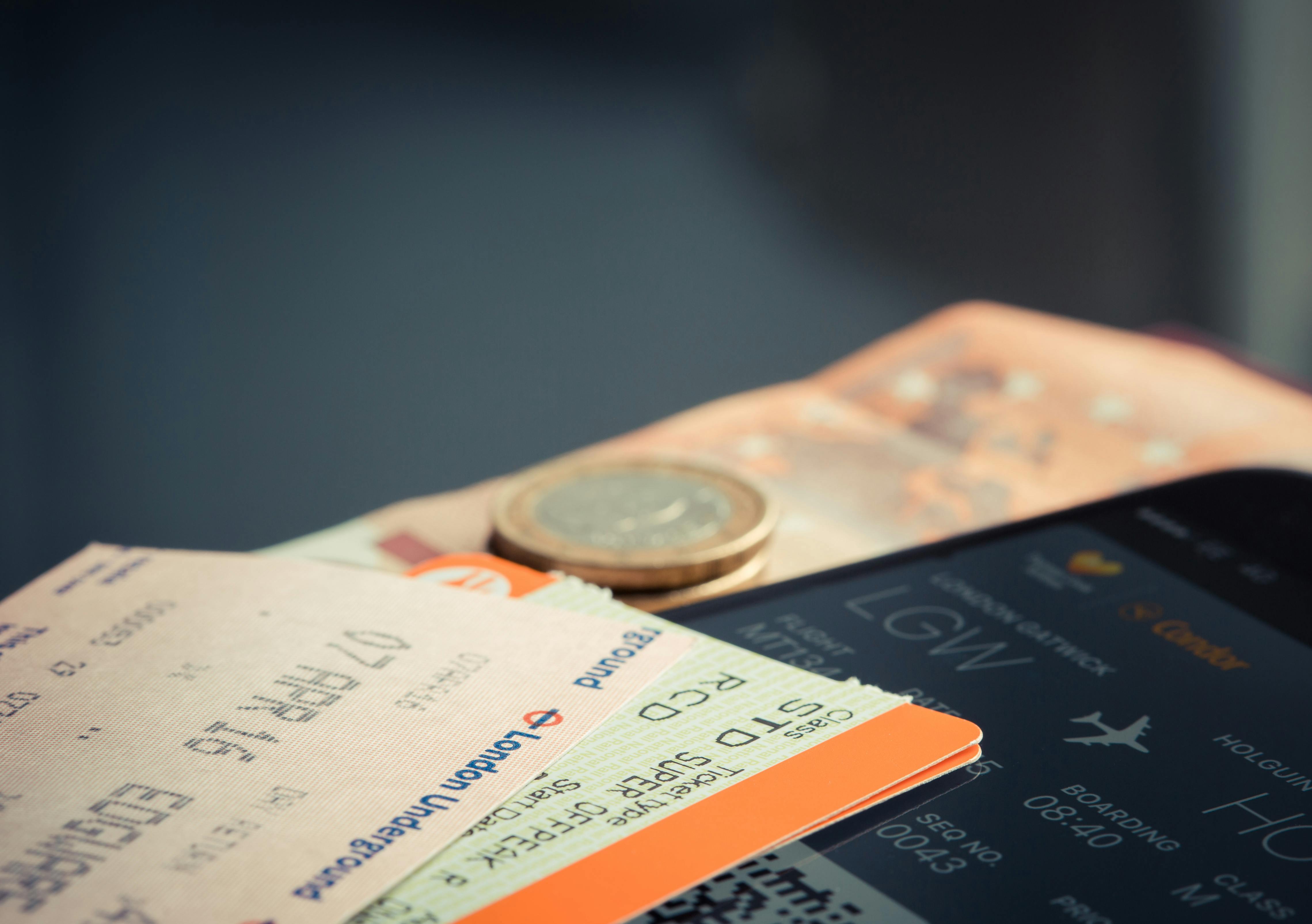 Billets d'avion sur un comptoir | Source : Pexels