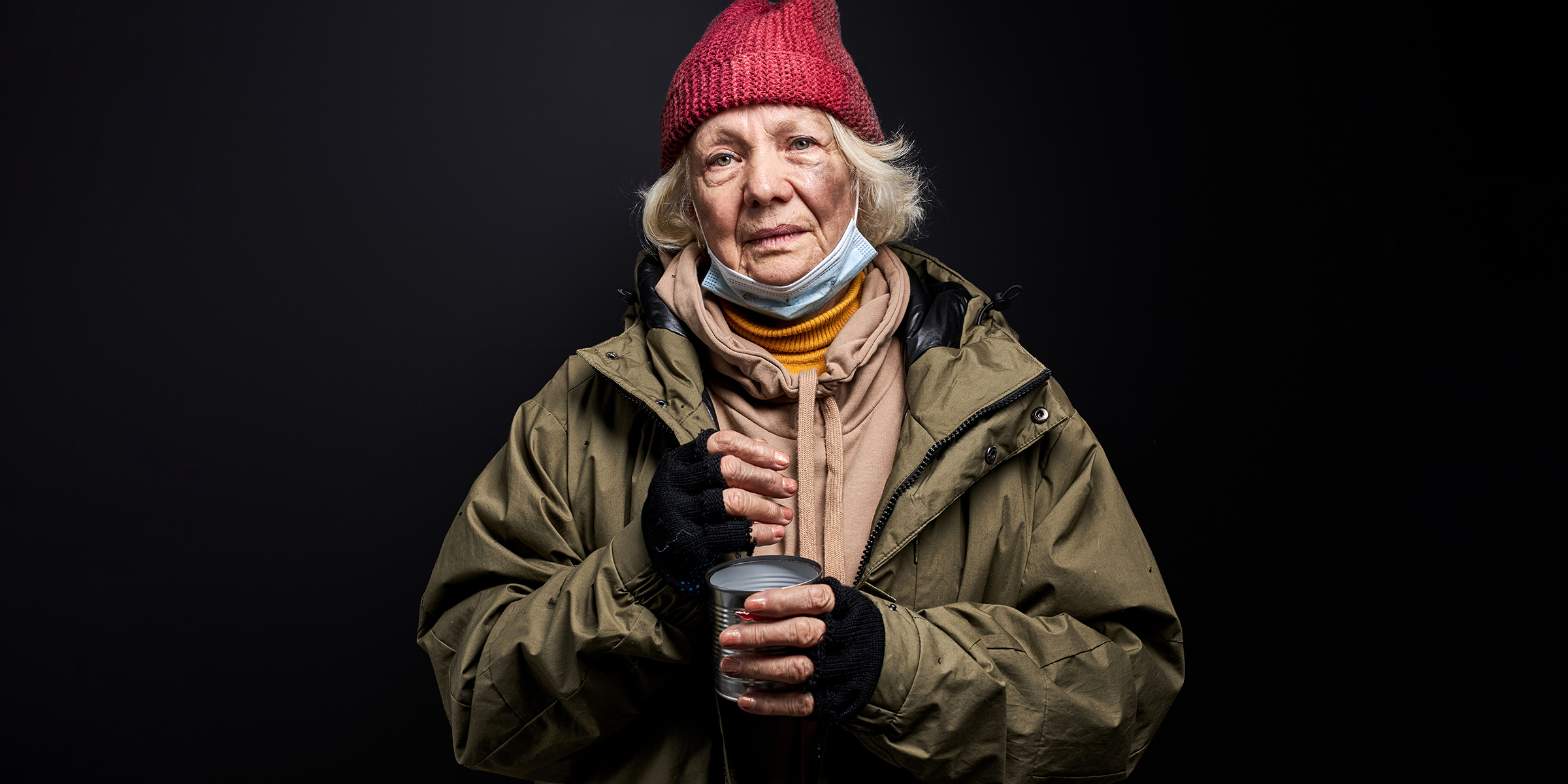Une femme âgée sans domicile fixe | Source : Shutterstock