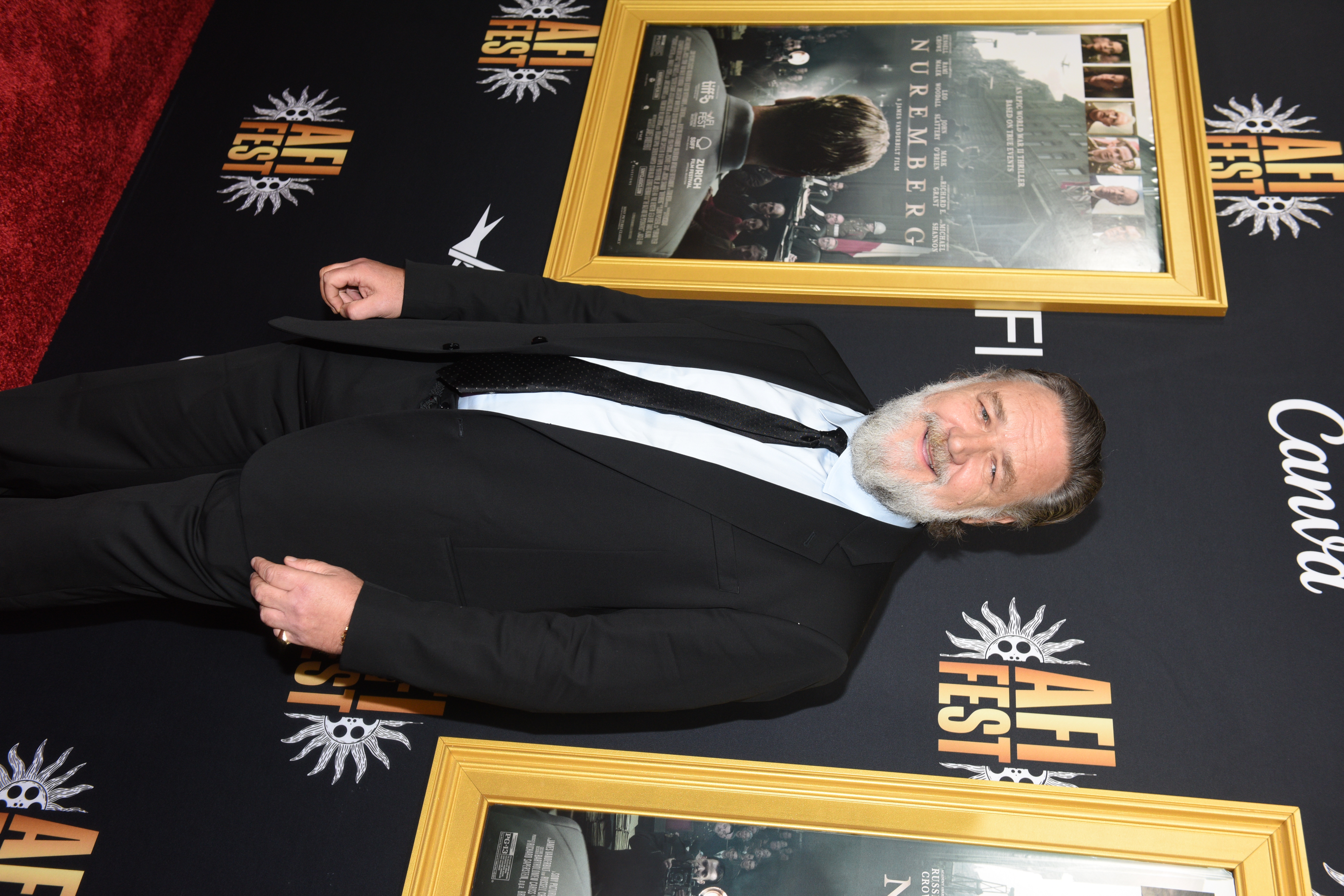 Russell Crowe sur le tapis rouge lors de la première du film « Nuremberg » à l'AFI Fest 2025, le 24 octobre, vêtu d'un costume noir sur mesure et d'une cravate. Affichant une silhouette visiblement plus mince, il s'est tenu avec assurance devant l'affiche du film, attirant l'attention tant par sa performance que par sa transformation physique.