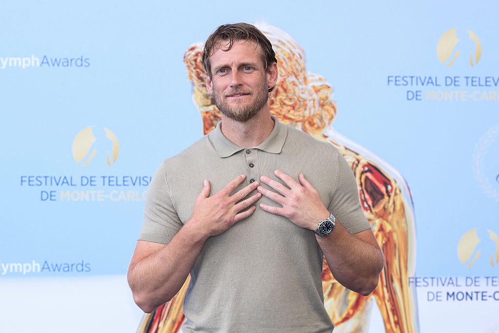 L'acteur français Matthias Quiviger alias Ragnar Le Breton pose lors de la cérémonie de clôture du 64e Festival de Télévision de Monte-Carlo à Monaco, le 17 juin 2025. | Source : Getty Images