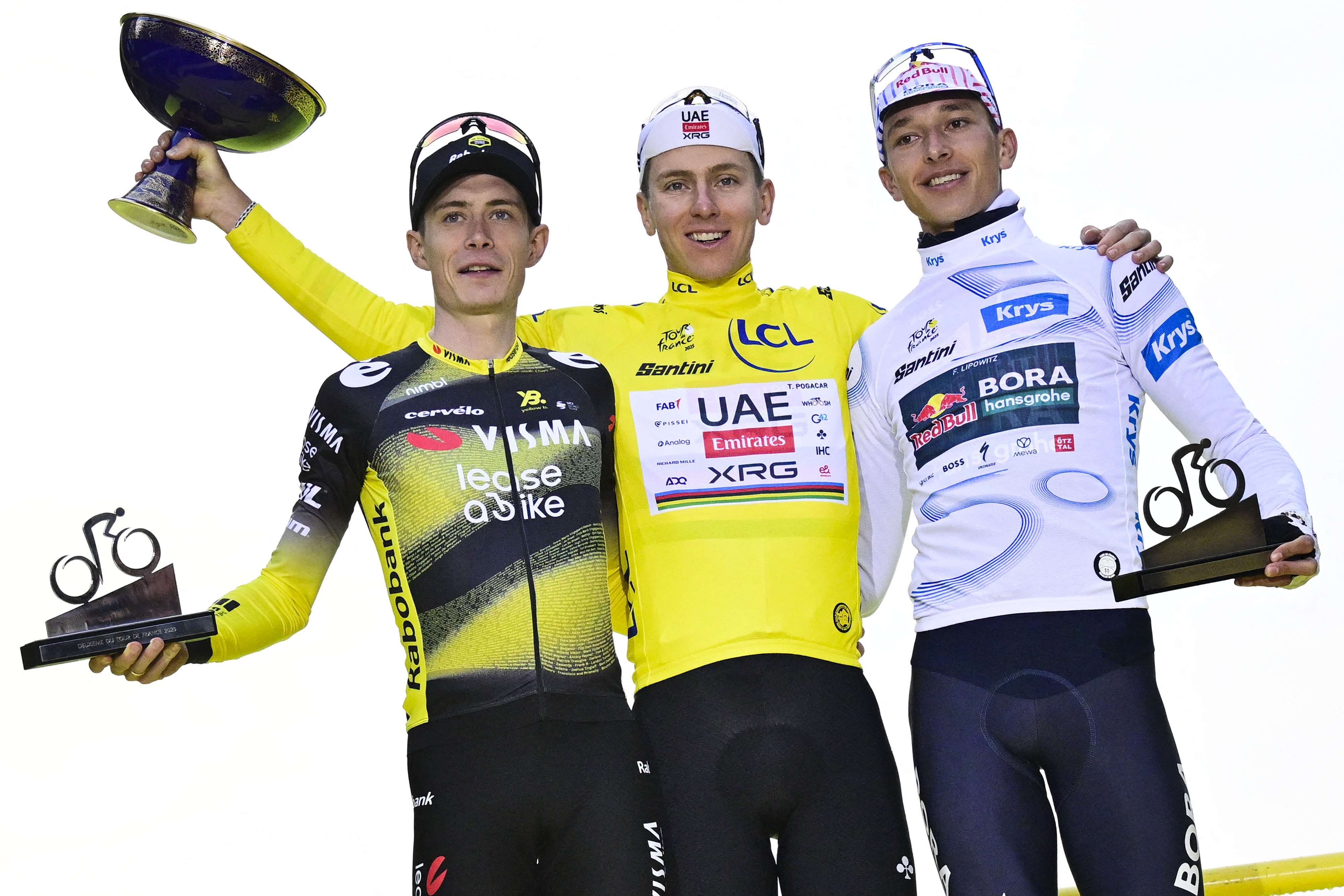 Le Danois Jonas Vingegaard Hansen de l'équipe Visma-Lease a Bike, le Slovène Tadej Pogacar de l'équipe UAE Team Emirates et l'Allemand Florian Lipowitz de l'équipe RedBull-BORA-hansgrohe sur le podium après la 21e étape du Tour de France 2025, entre Mantes-la-Ville et Paris (120 km), le dimanche 27 juillet 2025 en France I Source : Getty Images