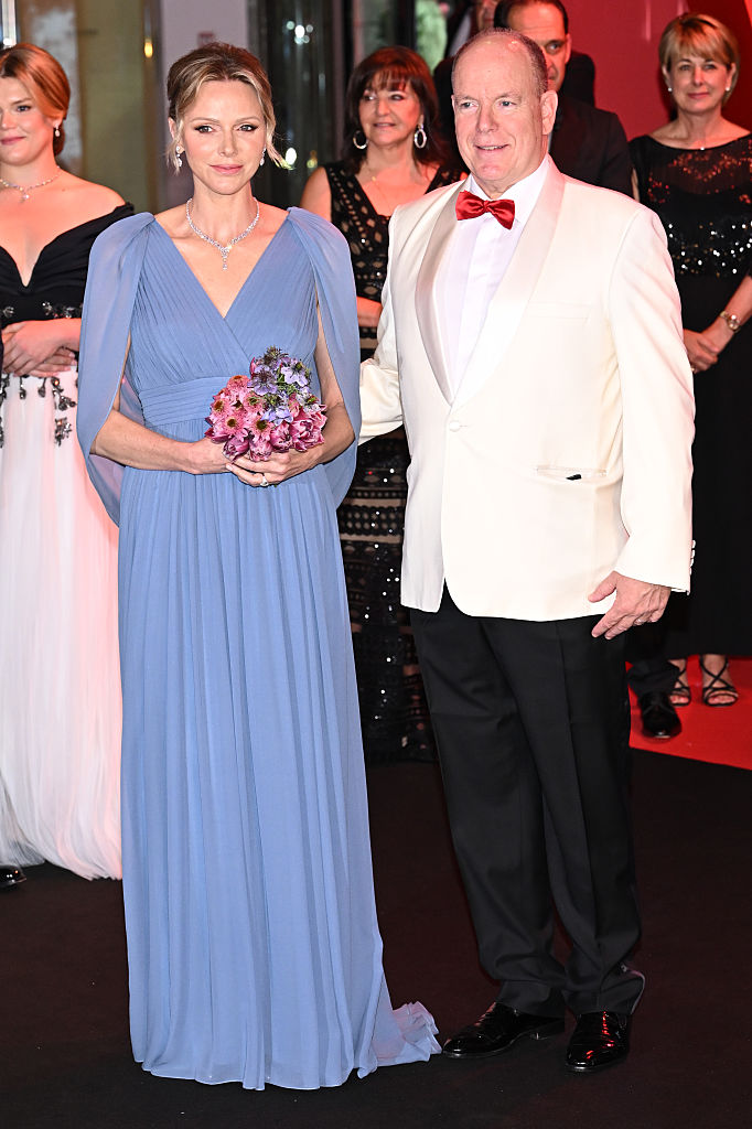 La princesse Charlène de Monaco et le prince Albert II de Monaco au 76e bal de la Croix-Rouge le 12 juillet 2025 à Monaco. | Source : Getty Images