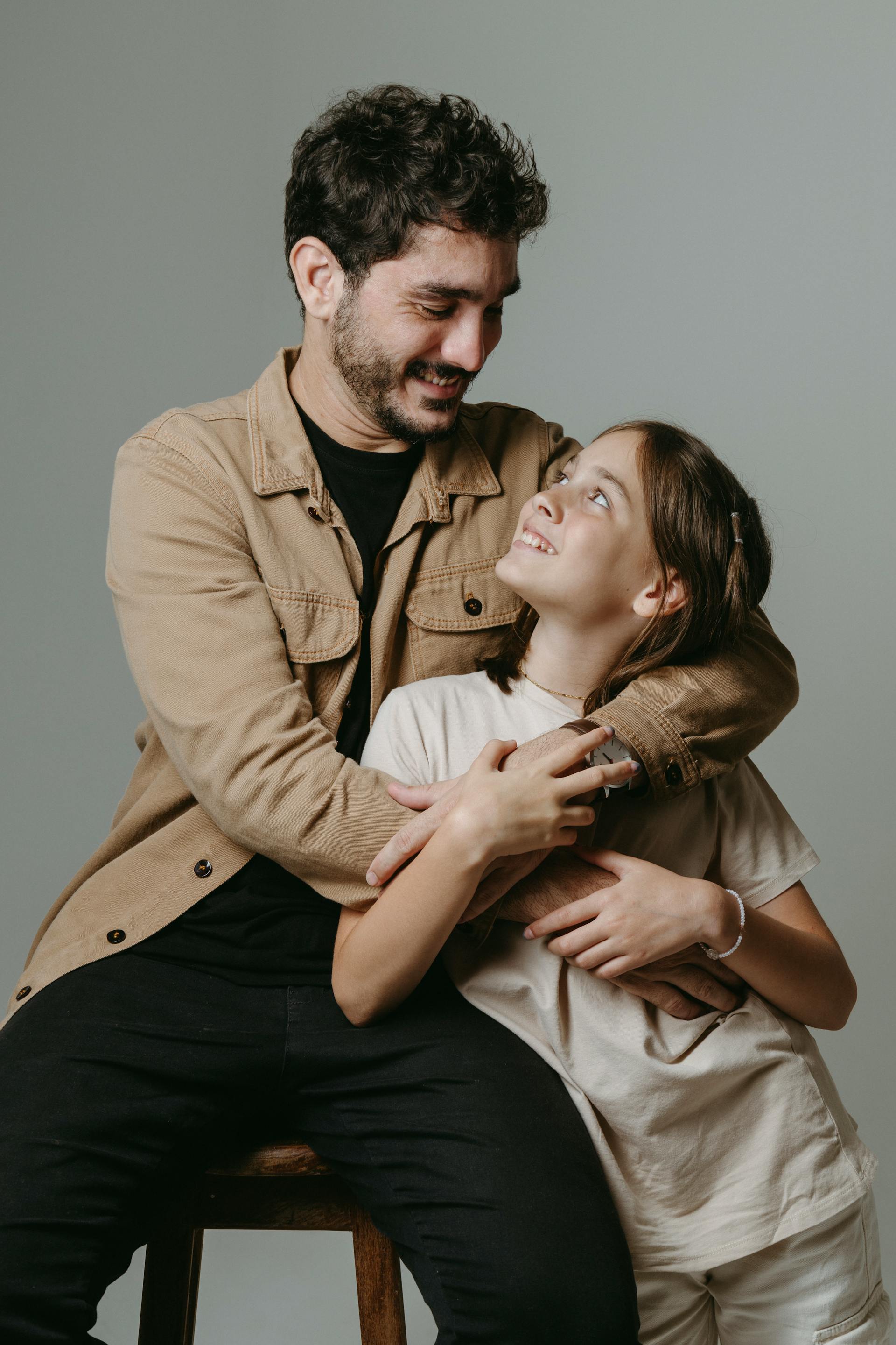 Un père serrant sa fille dans ses bras | Source : Pexels