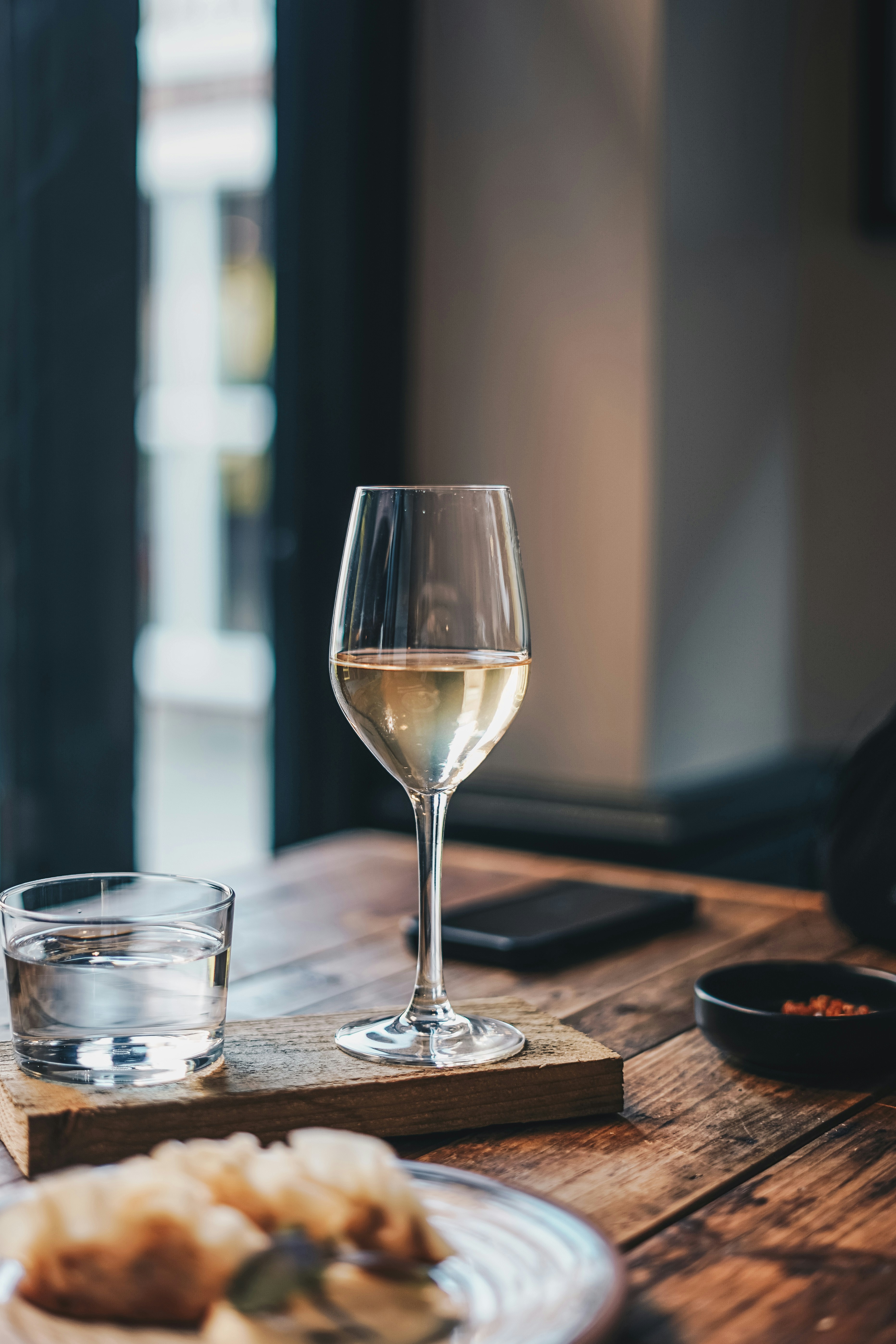 Un verre de vin sur une table | Source : Unsplash