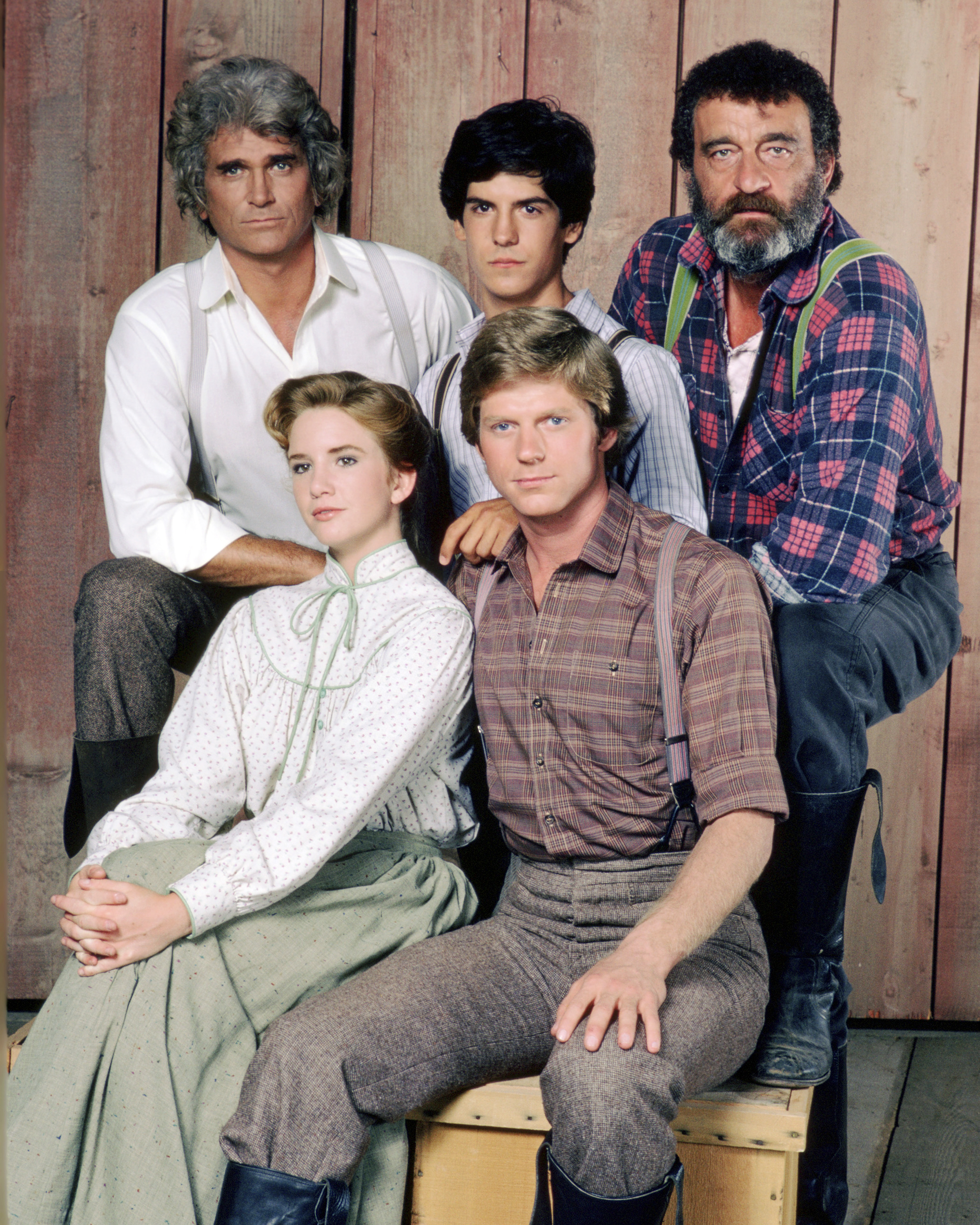 Michael Landon (1936 - 1991) dans le rôle de Charles Ingalls, Matthew Laborteaux dans celui d'Albert Ingalls, Victor French dans celui d'Isaiah Edwards, Dean Butler dans celui d'Almanzo Wilder et Melissa Gilbert dans celui de Laura Ingalls Wilder dans la série télévisée « La Petite maison dans la prairie », vers 1980 | Source : Getty Images
