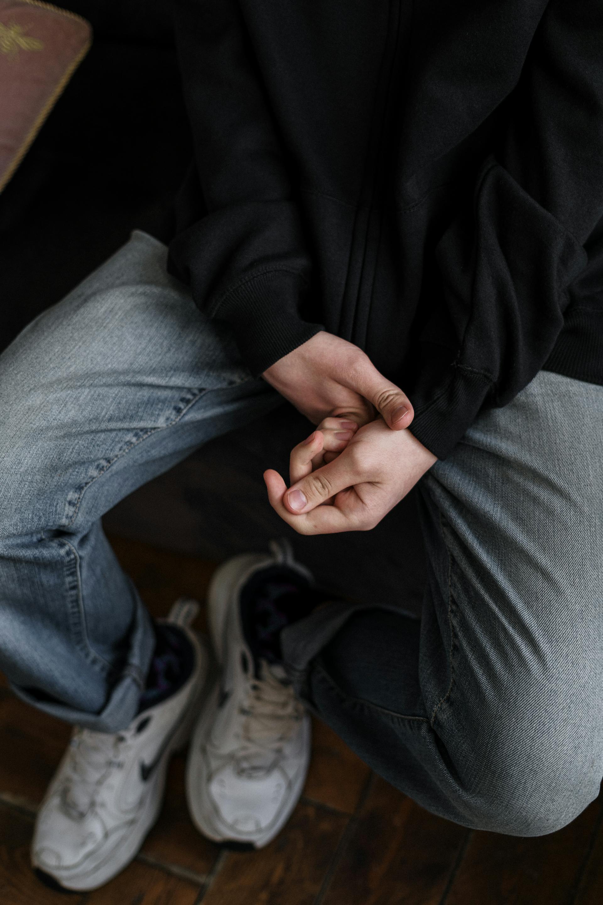 Gros plan d'une personne vêtue d'une veste noire et d'un jean en denim | Source : Pexels