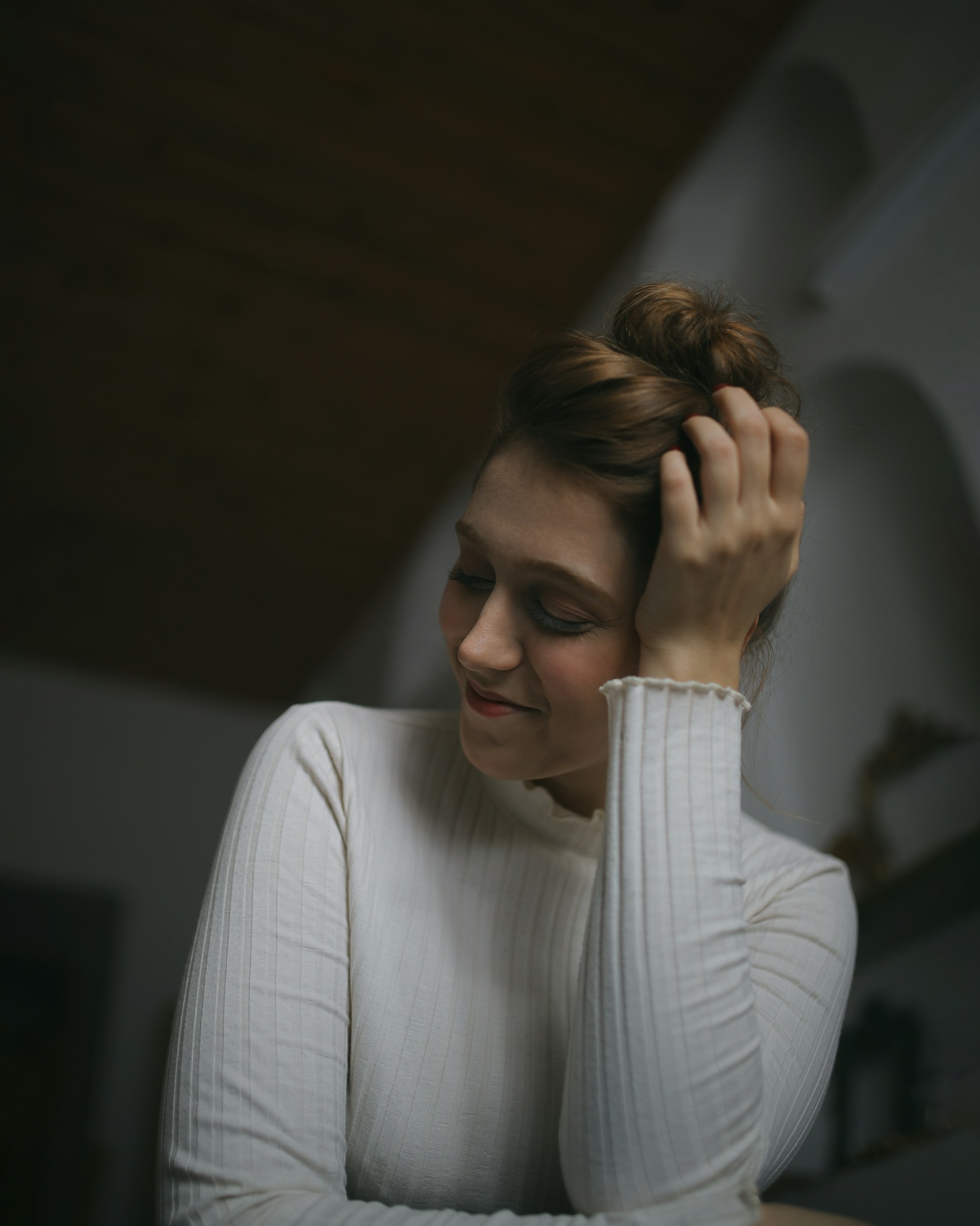 Une femme qui se gratte la tête | Source : Unsplash