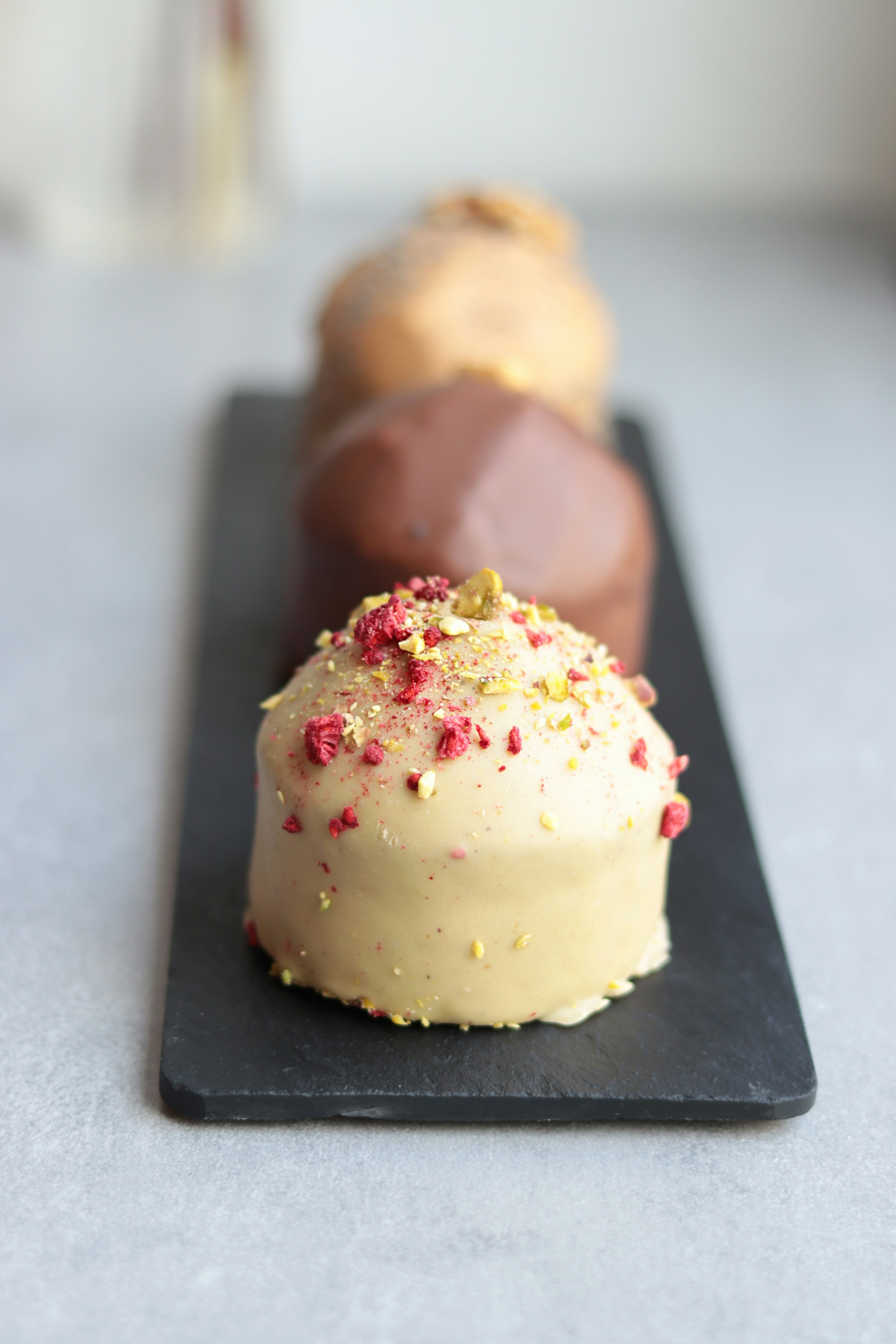 Des mini-cakes sur une assiette | Source : Unsplash