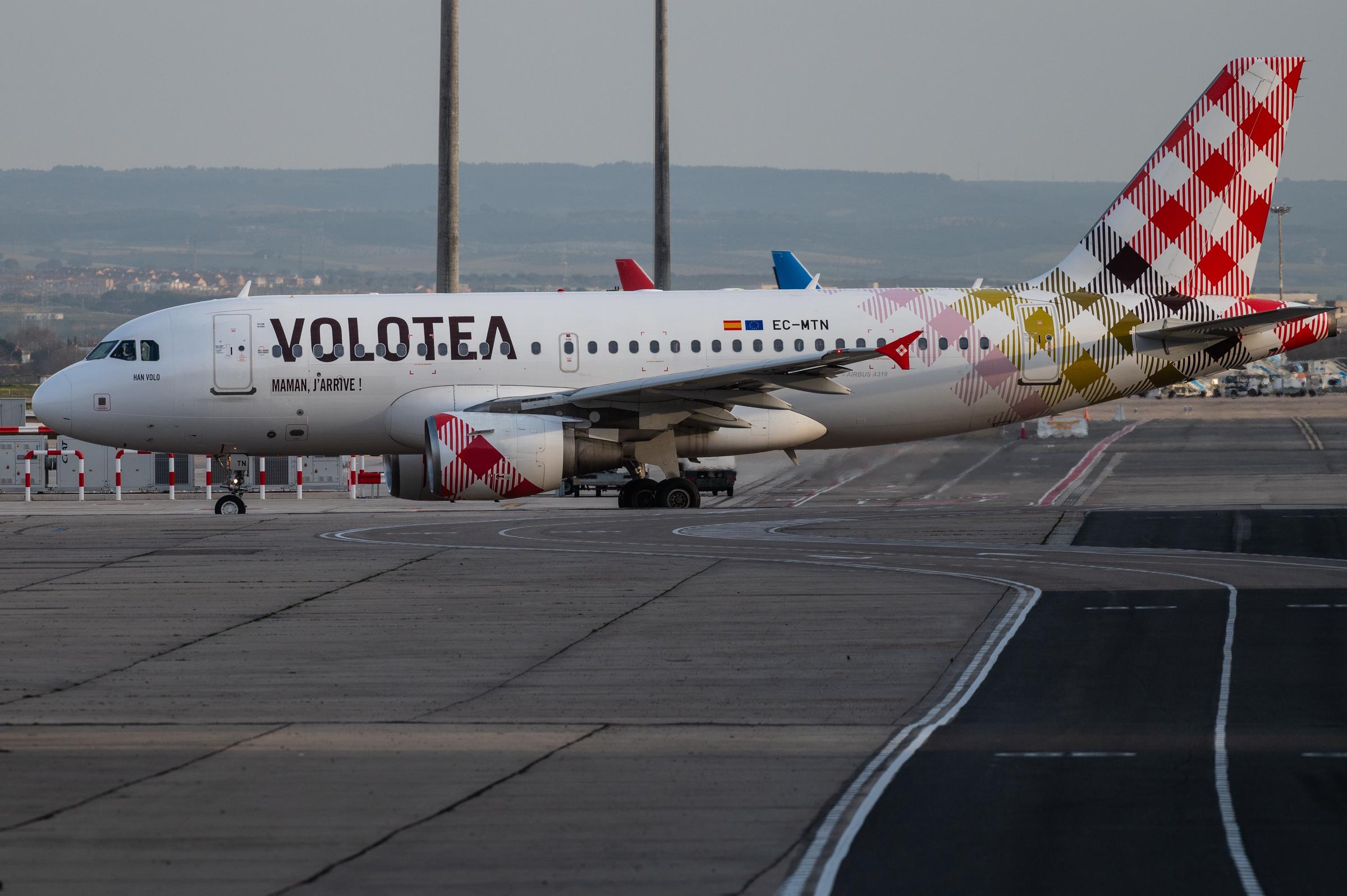 Un Airbus A319 de la compagnie Volotea sur une piste de l'aéroport Adolfo Suárez Madrid-Barajas I Photo d'illustration I Source : Getty Images