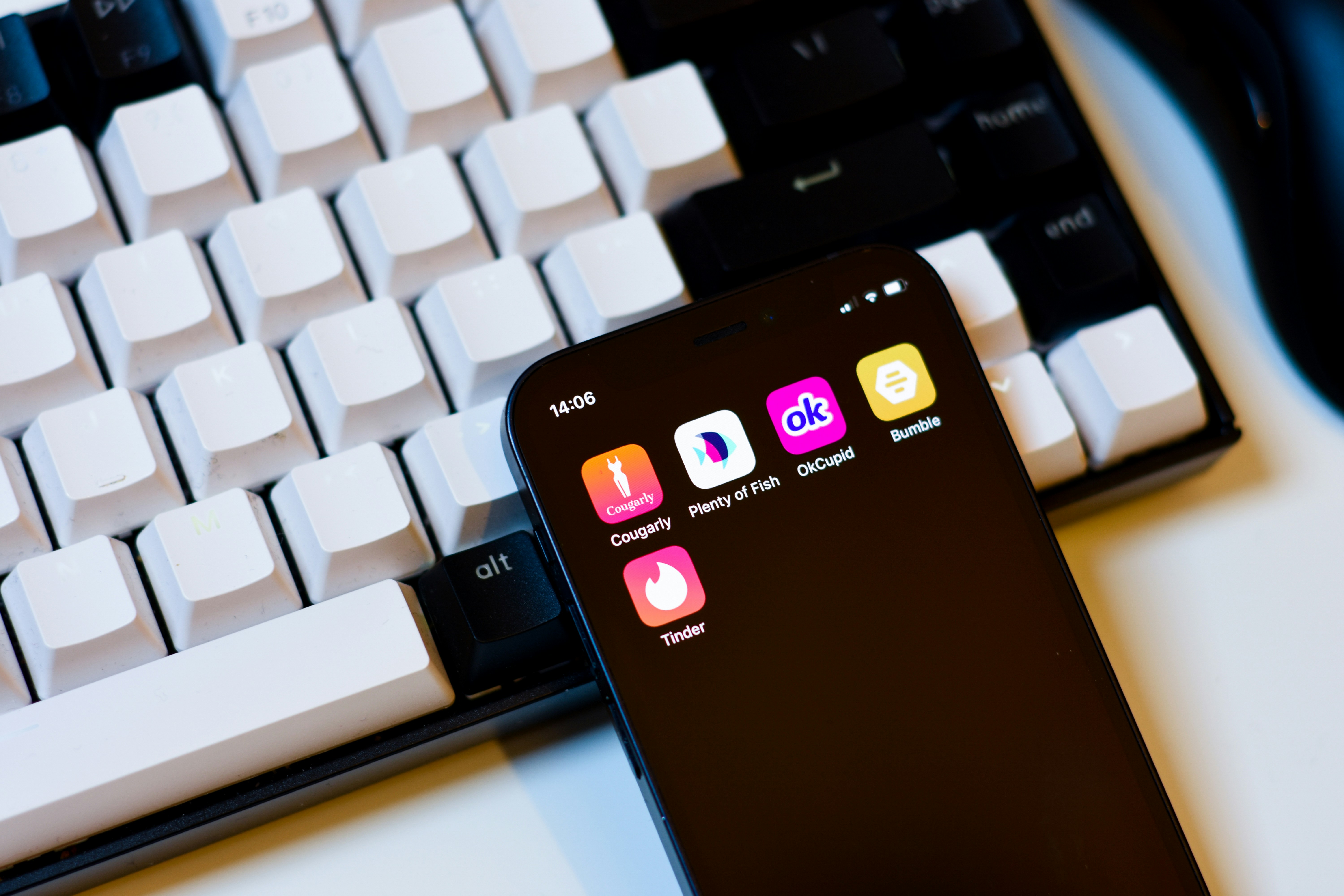 Un téléphone ouvert sur un site de rencontres | Source : Unsplash