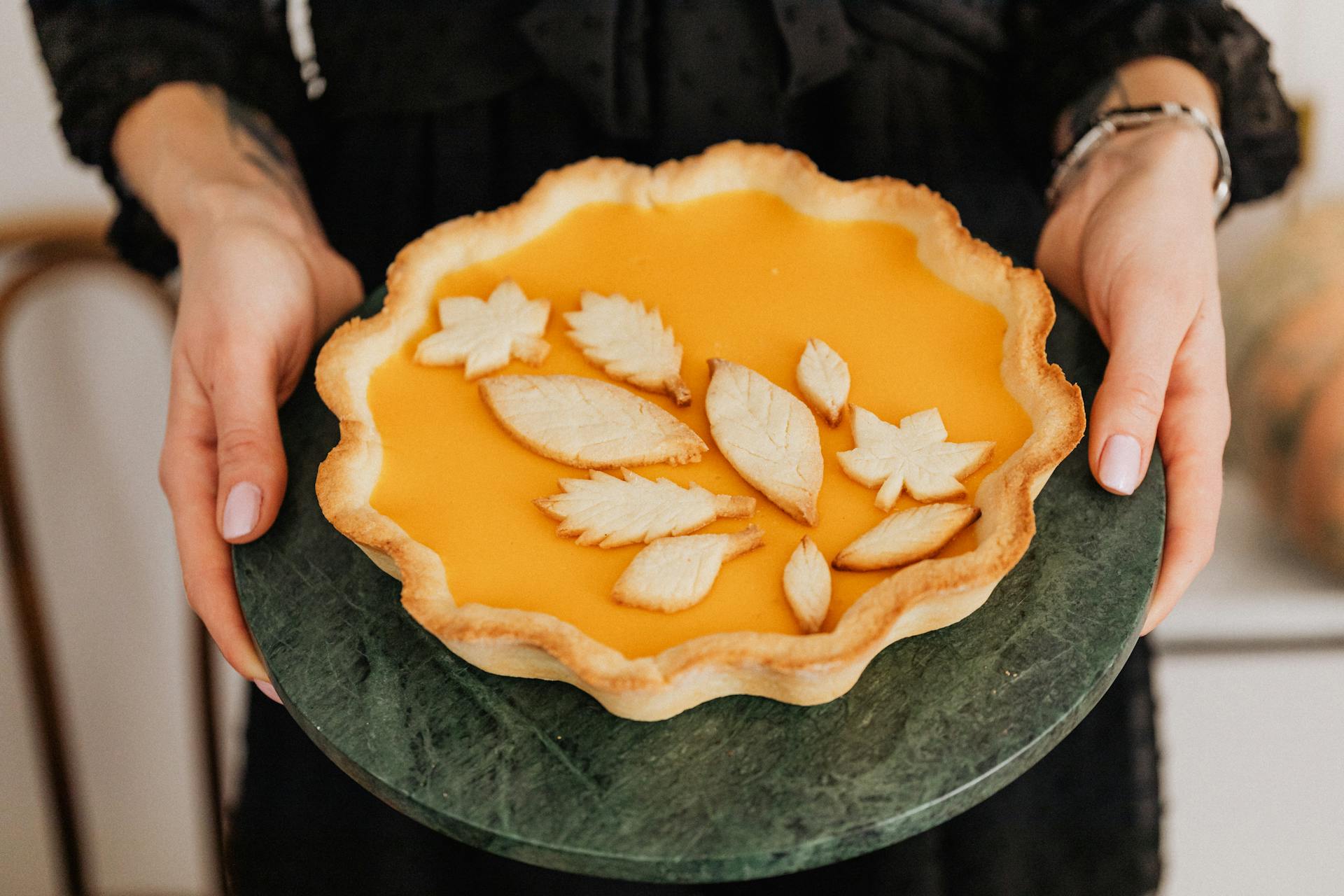 Une femme tenant une tarte à la citrouille | Source : Pexels