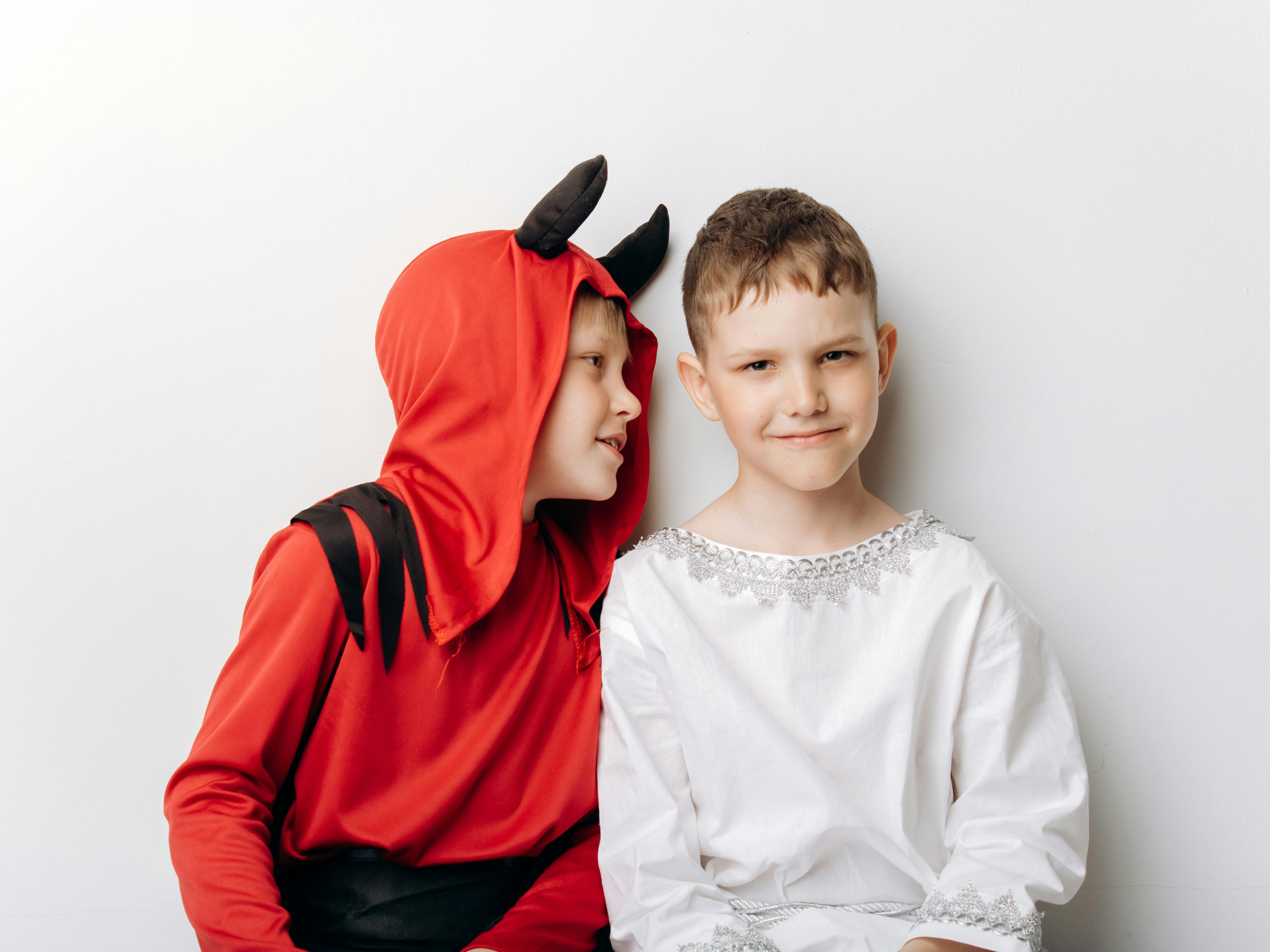 Deux petits garçons déguisés pour Halloween | Source : Pexels
