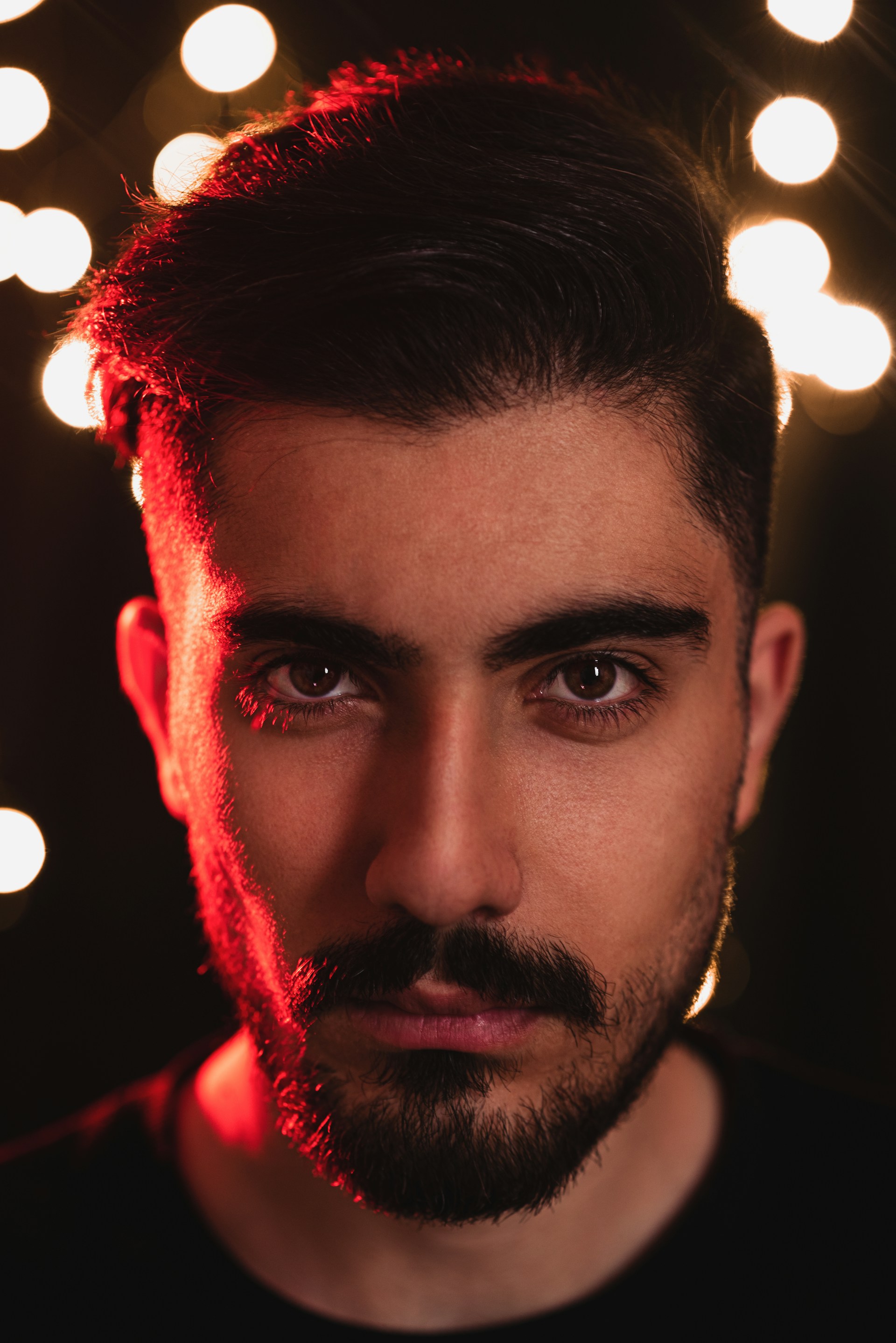 Un homme qui regarde quelqu'un | Source : Unsplash