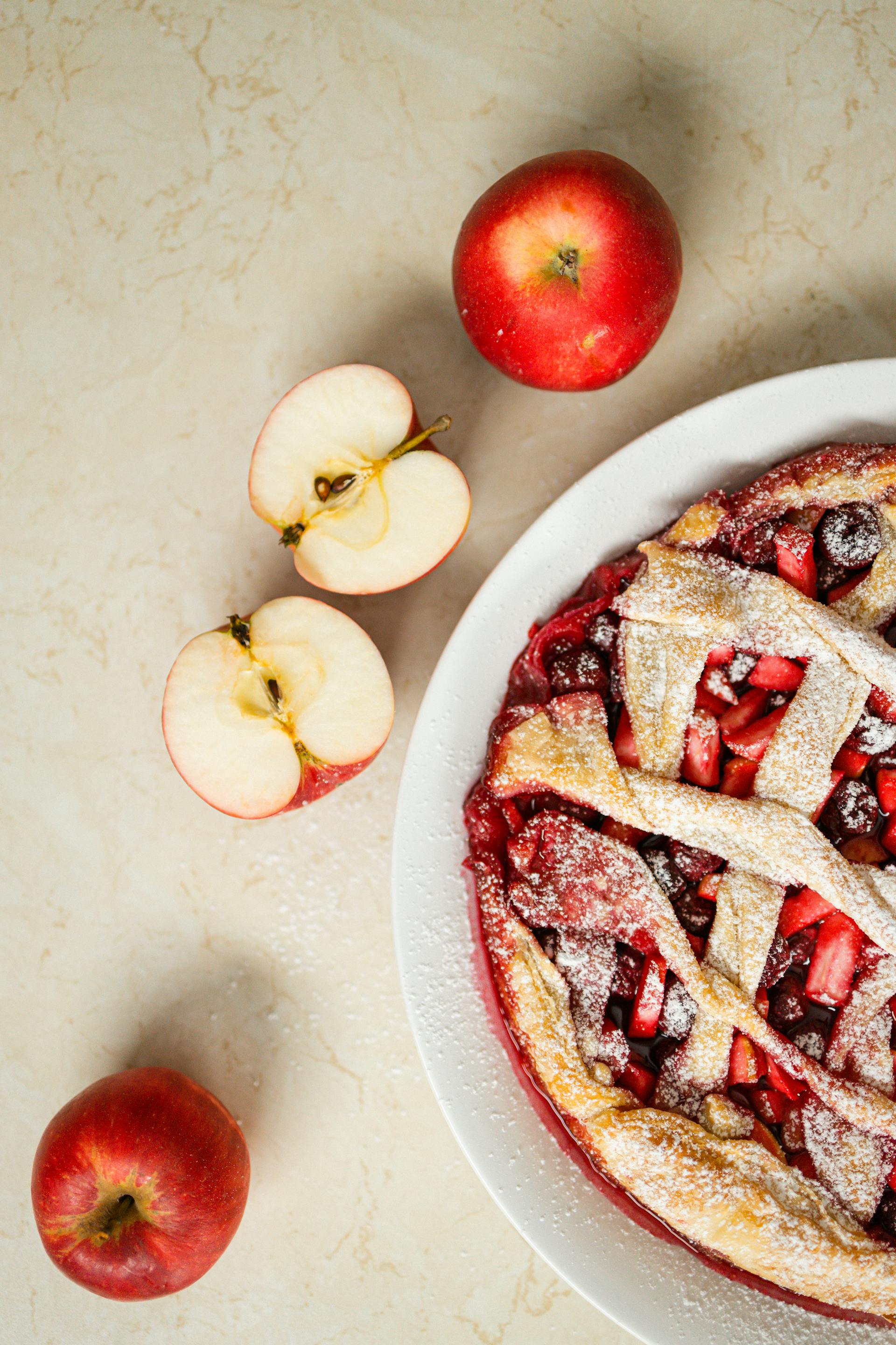 Des pommes posées à côté d'une tarte aux pommes | Source : Pexels