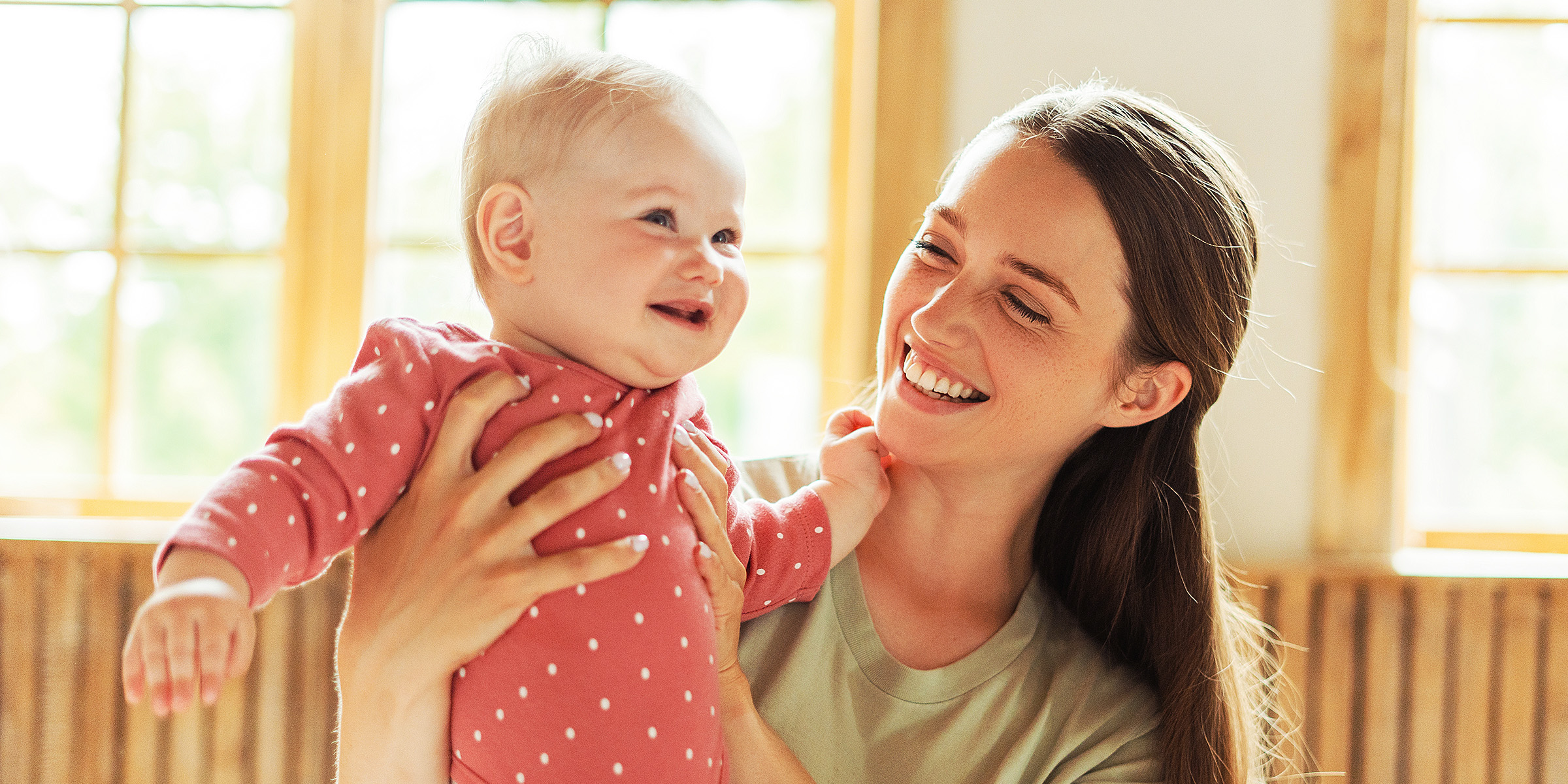 Une femme tenant un bébé | Source : Shutterstock