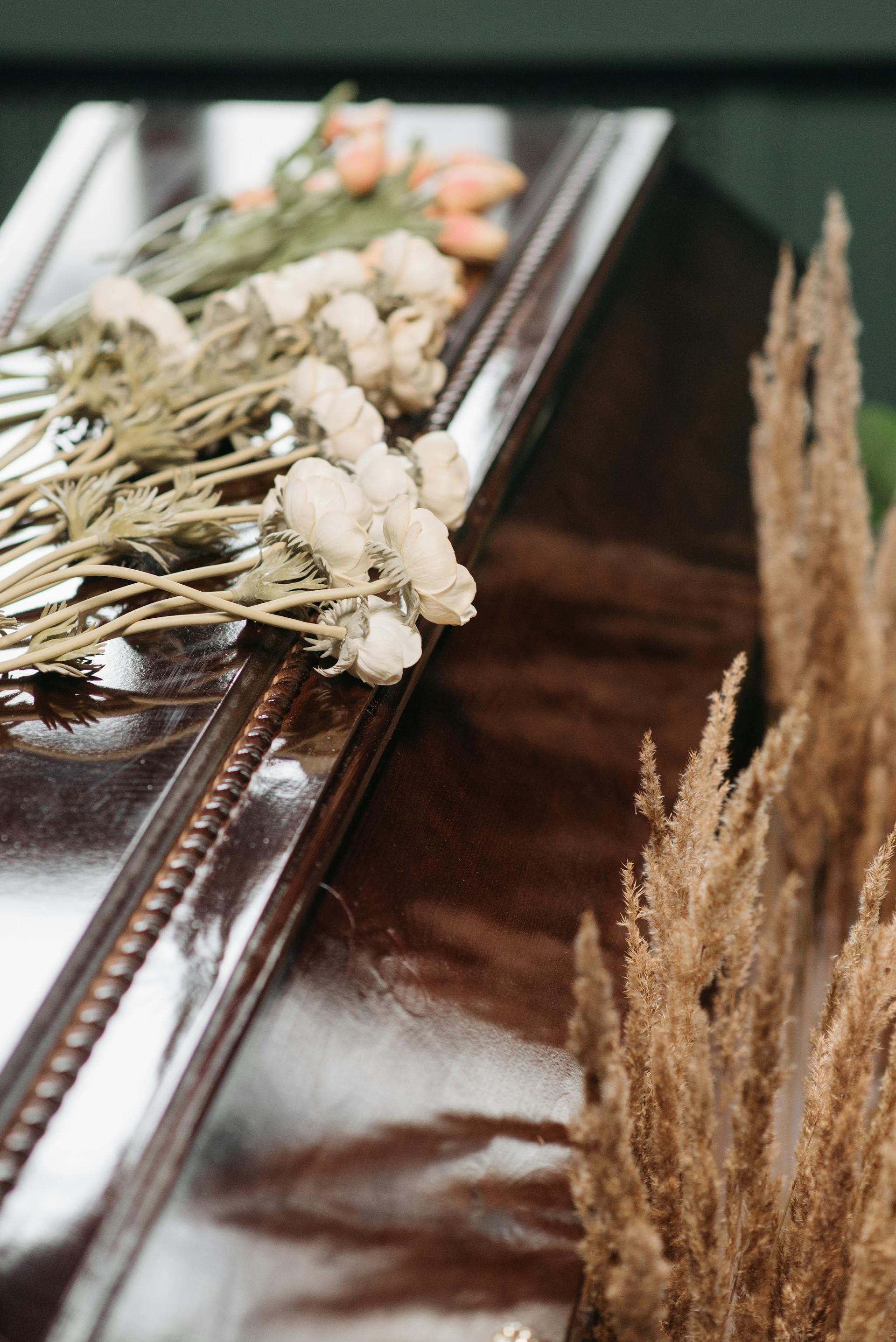 Fleurs blanches sur un cercueil | Source : Pexels