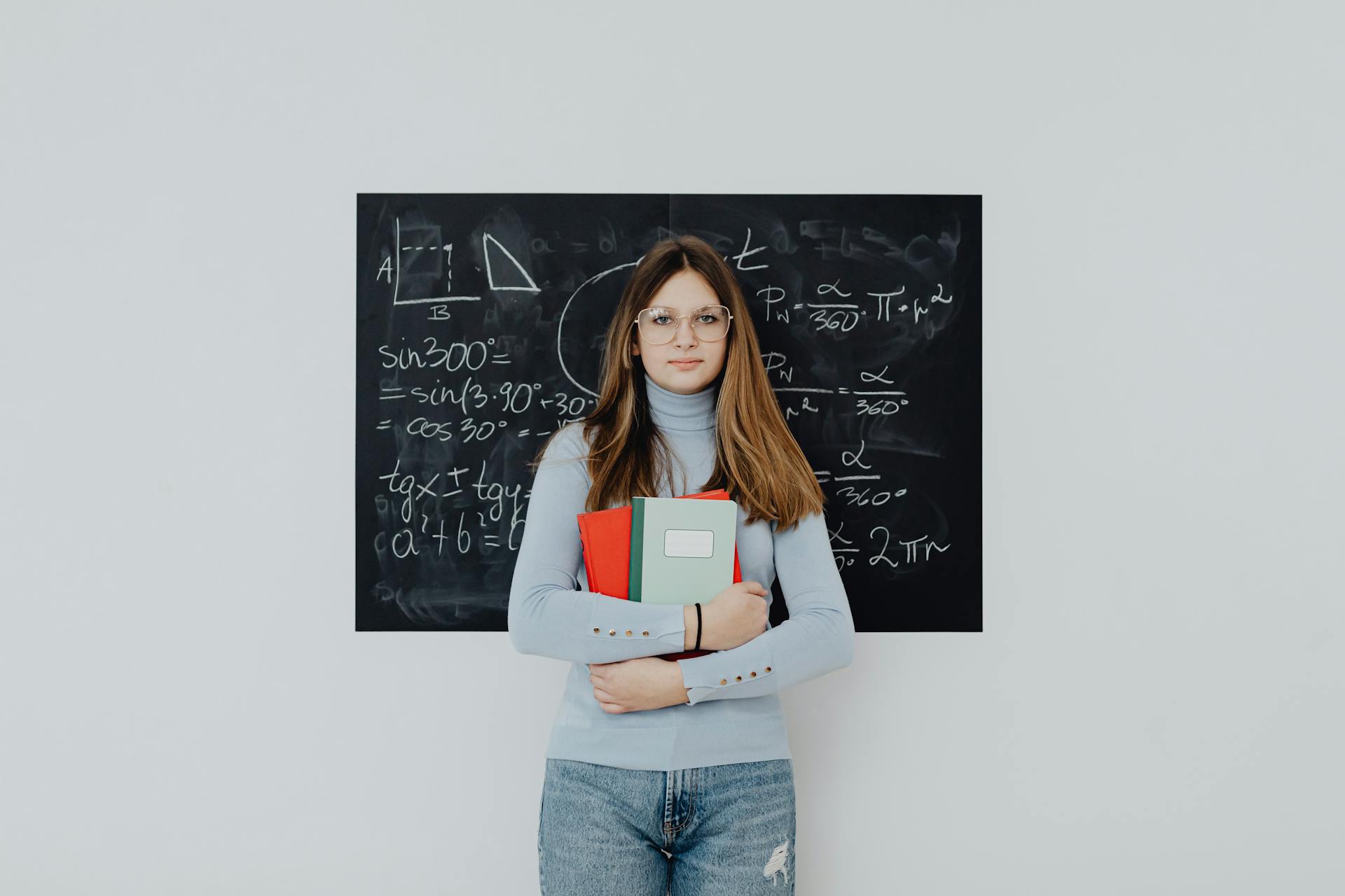 Une adolescente dans une salle de classe | Source : Pexels