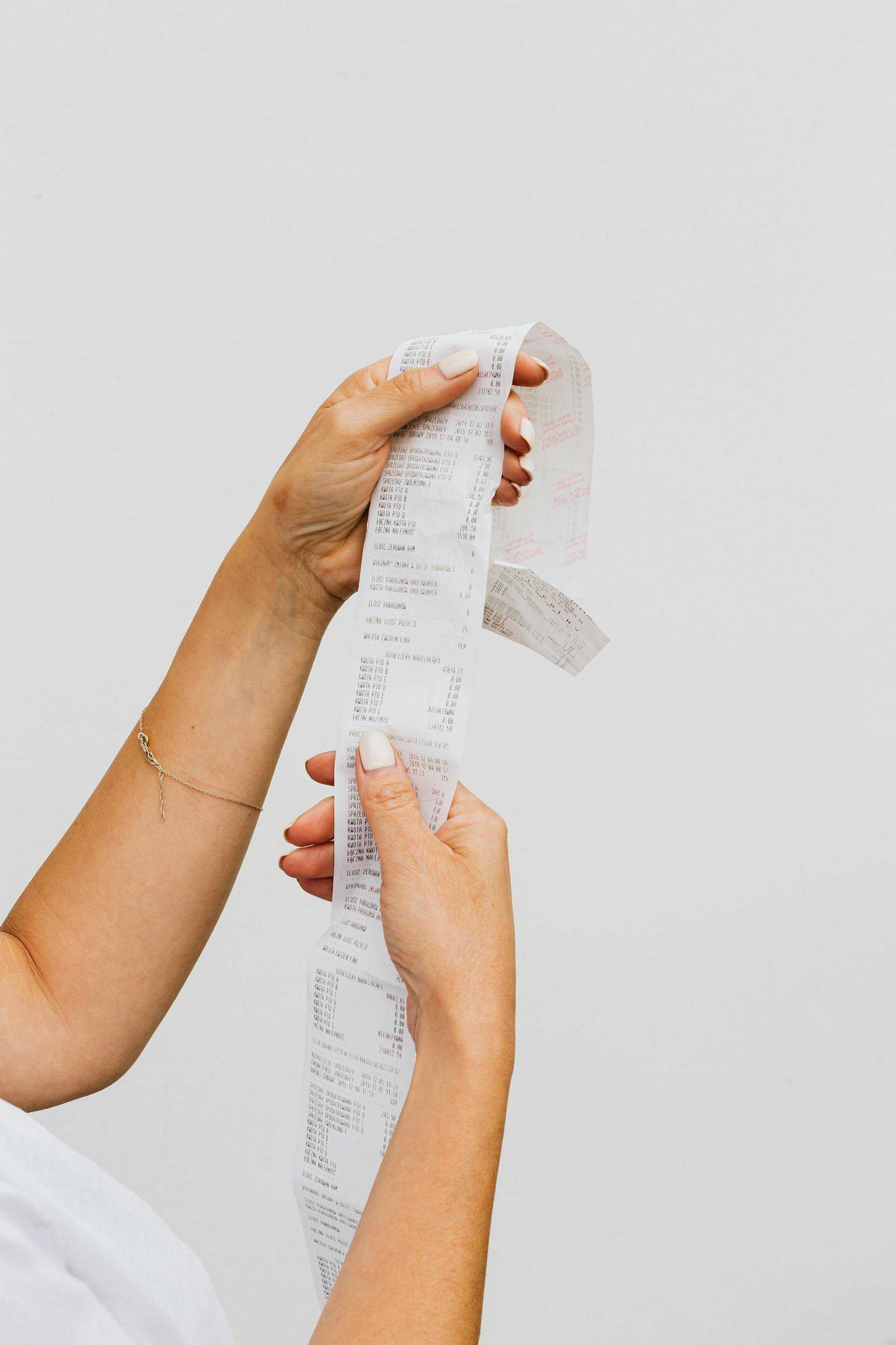 Une personne tenant un reçu | Source : Pexels