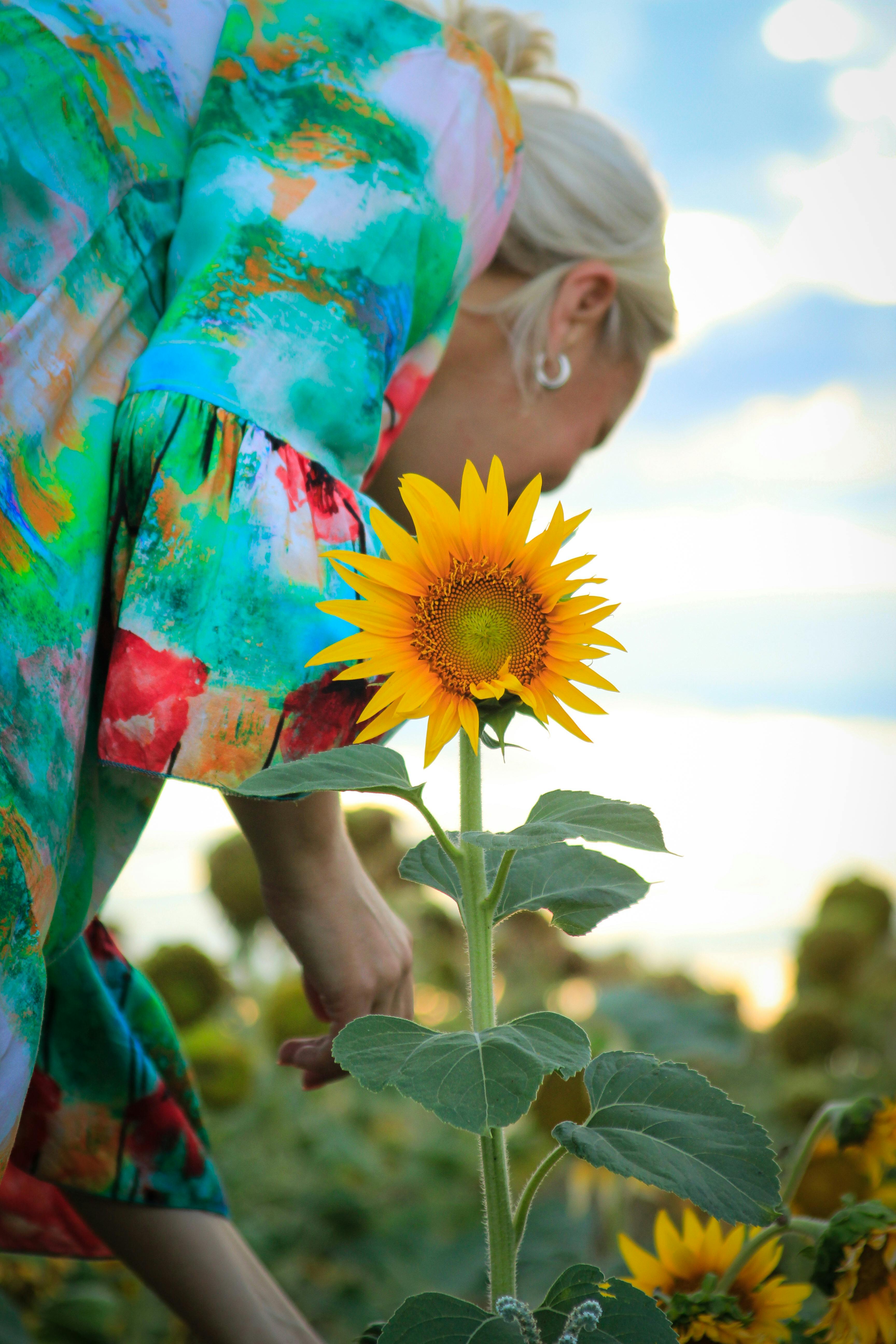 Une femme dans son jardin | Source : Pexels