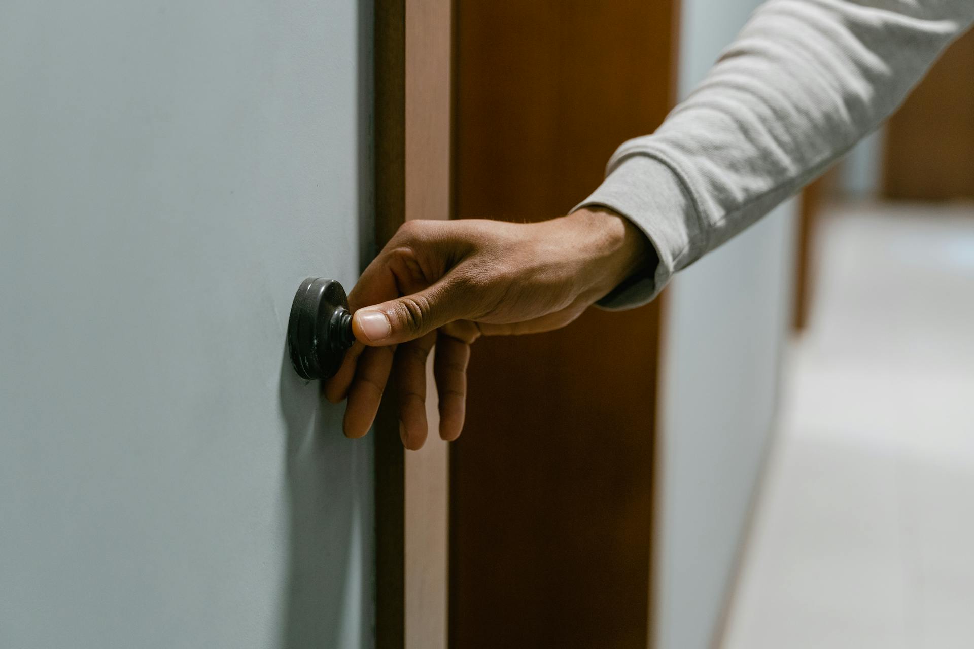 Une personne qui sonne à une porte | Source : Pexels