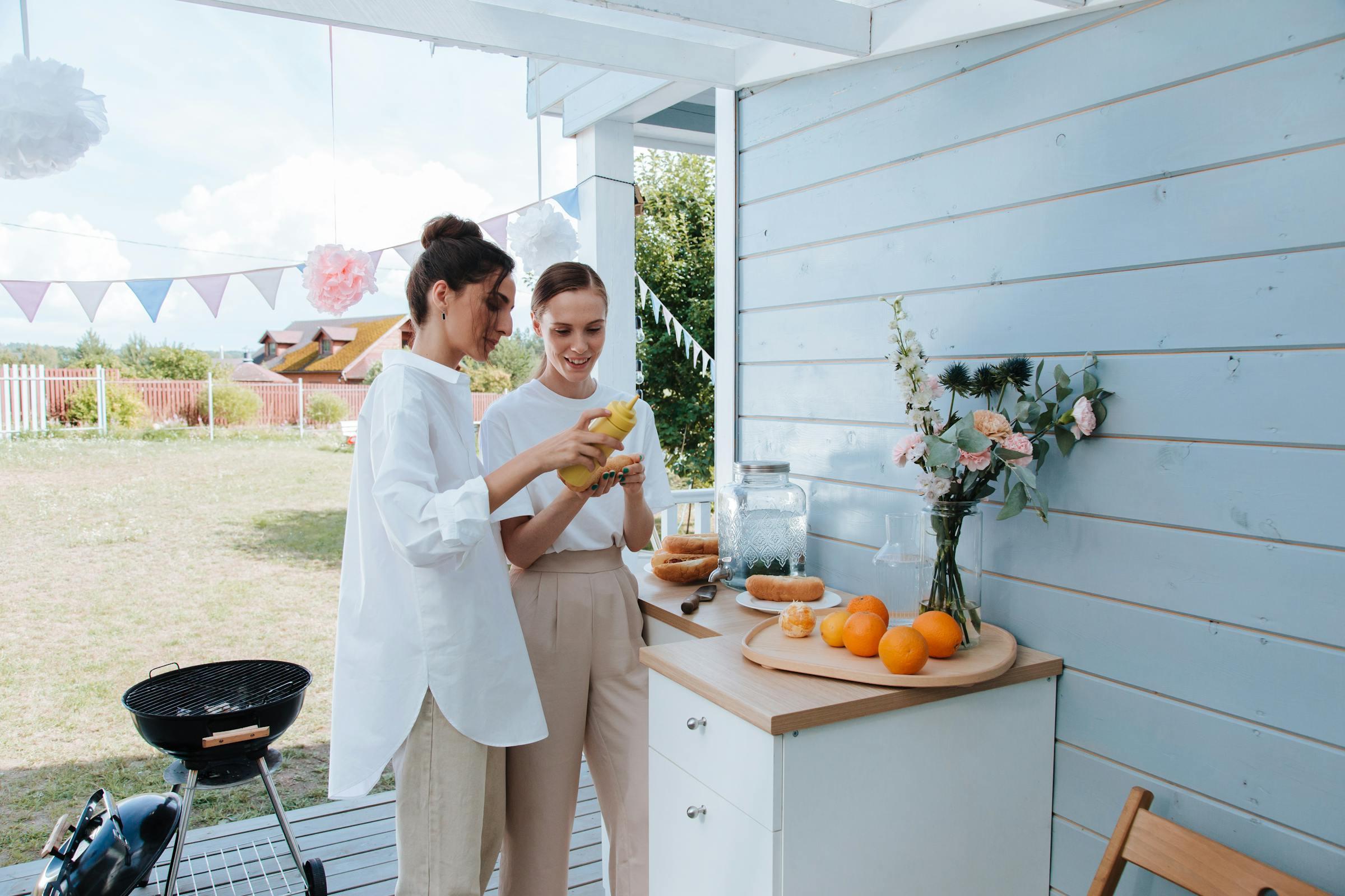 Deux femmes dans une cour décoré | Source : Pexels