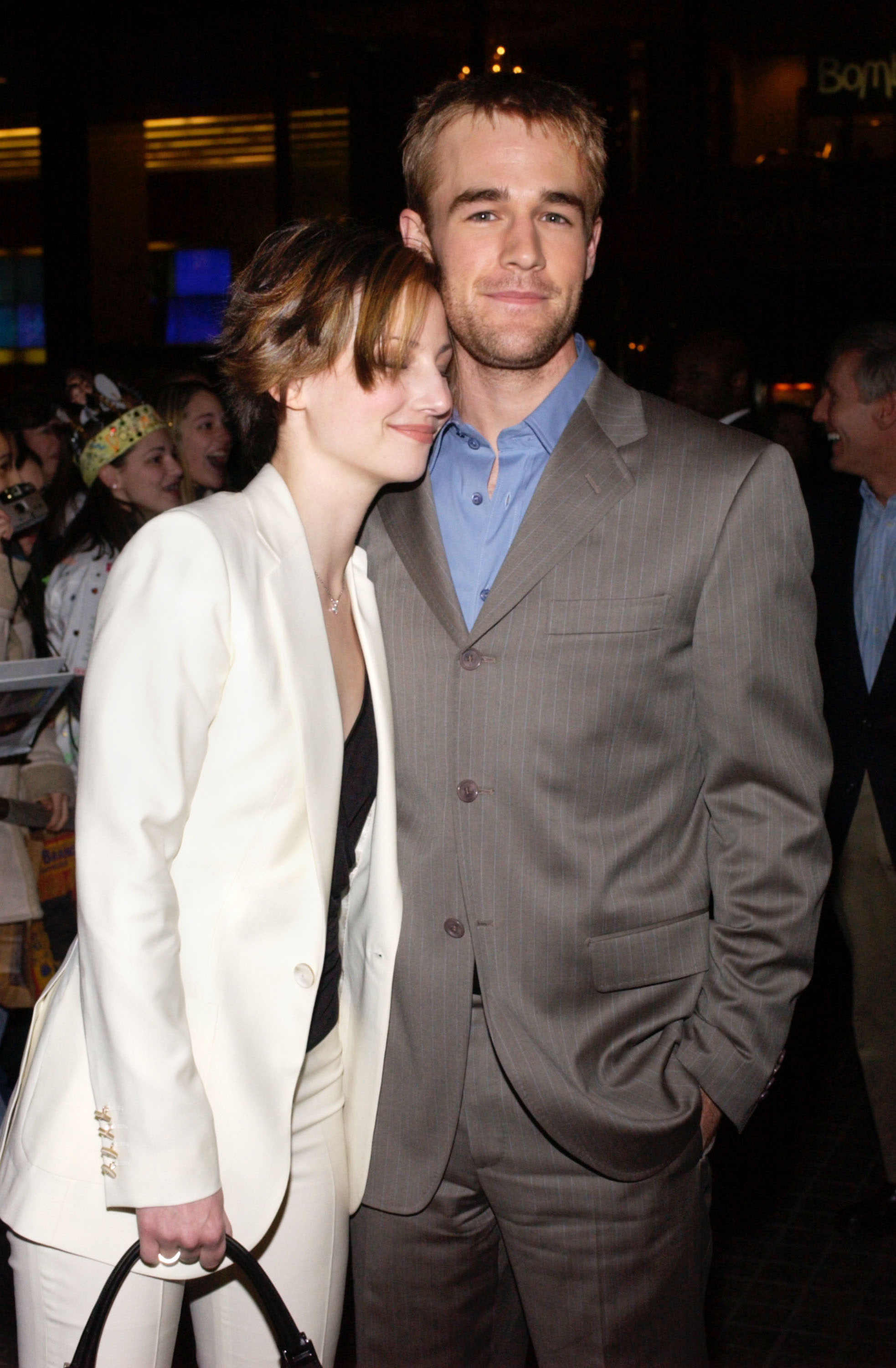 Heather McComb et James Van Der Beek lors de la célébration du 100e épisode de « Dawson's Creek » à New York, le 19 février 2002. | Source : Getty Images