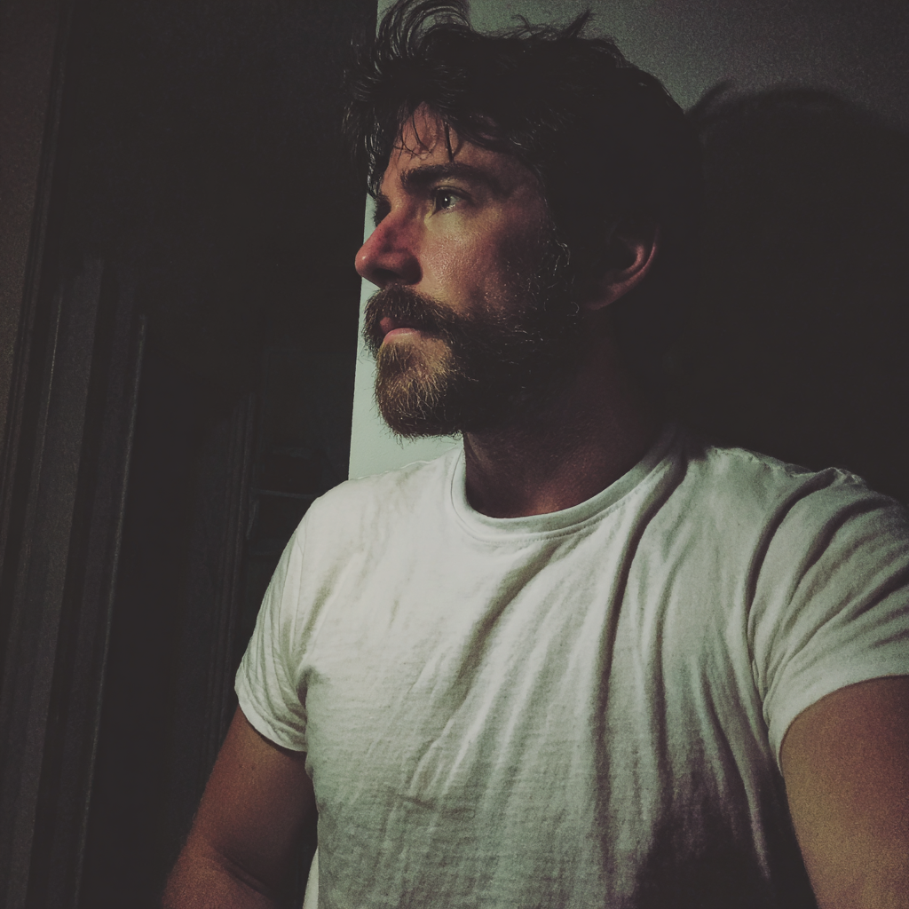 Un homme adossé à un mur | Source : Midjourney