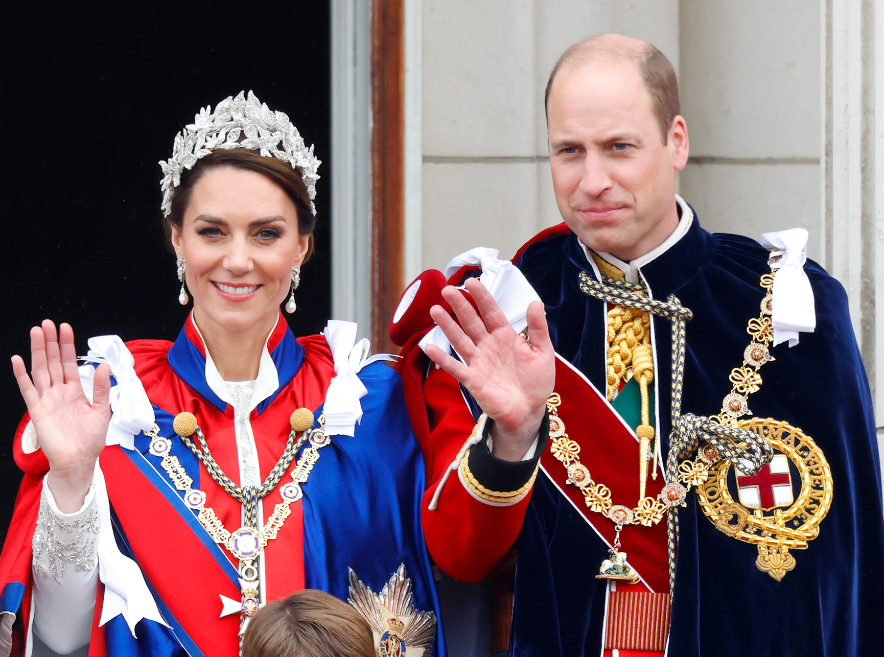 William et Catherine se sont présentés au palais de Buckingham après le couronnement du roi Charles III en mai 2023, quelques mois après être devenus prince et princesse de Galles. Leurs nouveaux titres ont aussi marqué un changement par rapport au nom « Cambridge » que la famille utilisait depuis des années. | Source : Getty Images