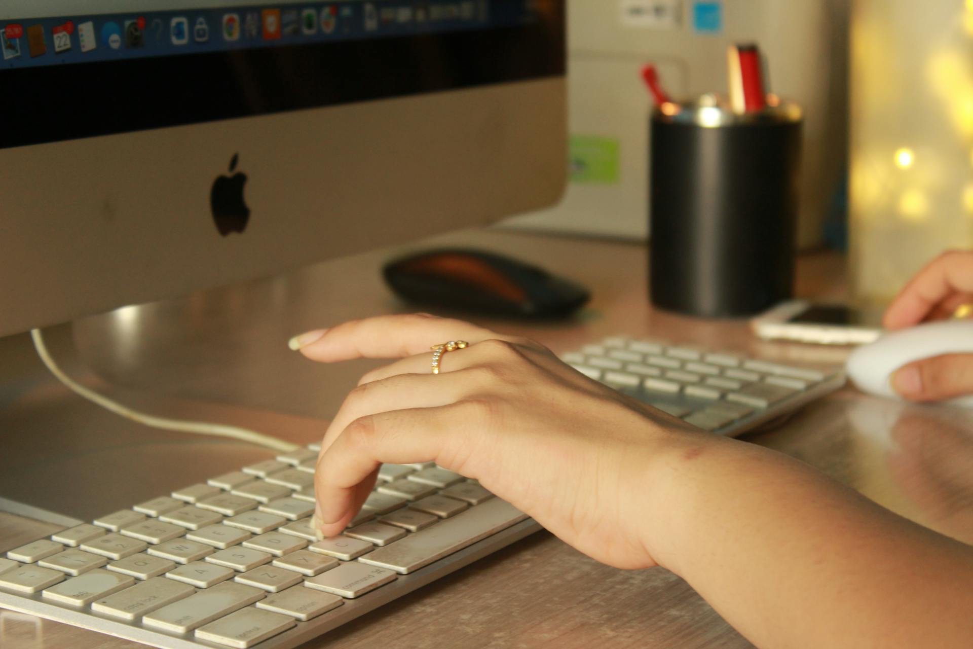 Une femme travaillant sur son ordinateur | Source : Pexels