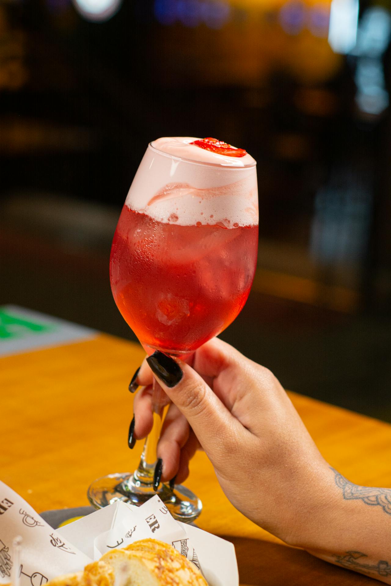 Une femme tenant un verre de jus de fruit | Source : Pexels