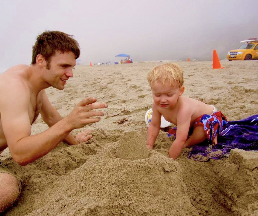 Le jeune Theo Norman avec son père, Seth Gabel, dans une publication datée du 16 février 2023 | Source : Instagram/stealthgabel