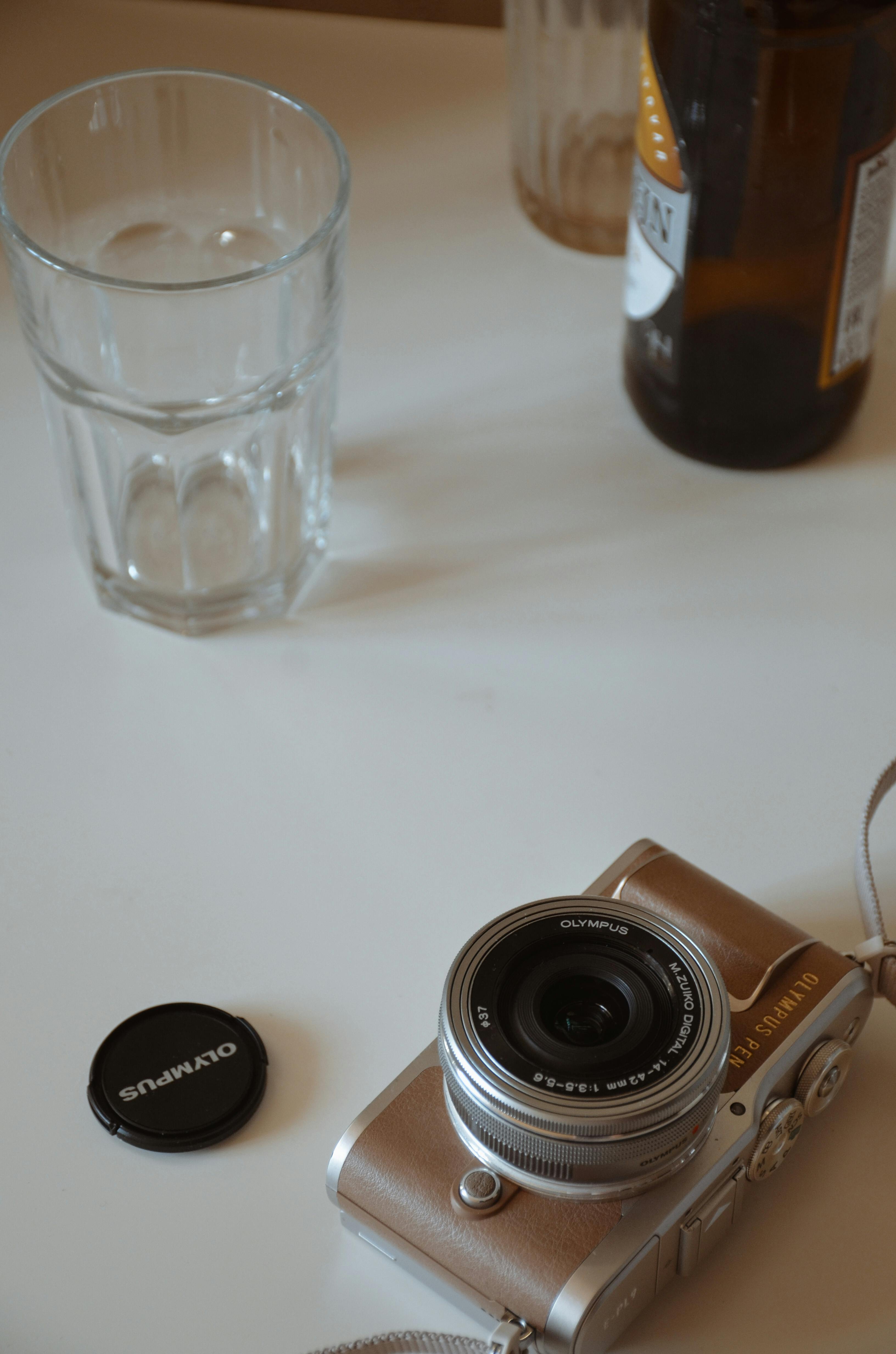 Un appareil photo sur une table | Source : Pexels